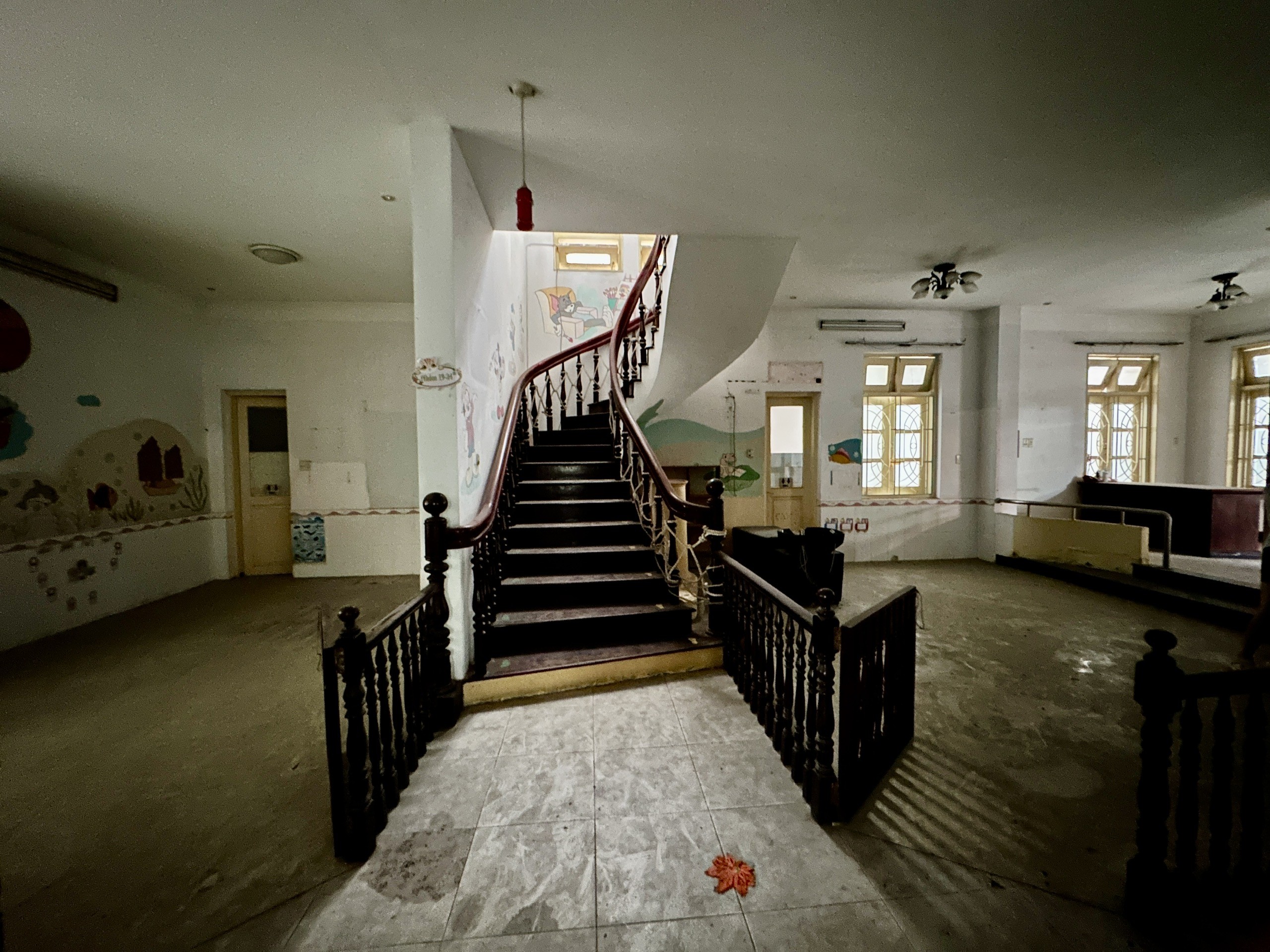 BIỆT THỰ VƯỜN 350M2 TRỆT 1LẦU NGUYỀN VĂN ĐẬU NGAY KHU CAFE,SPA,NHÀ TRẺ 3