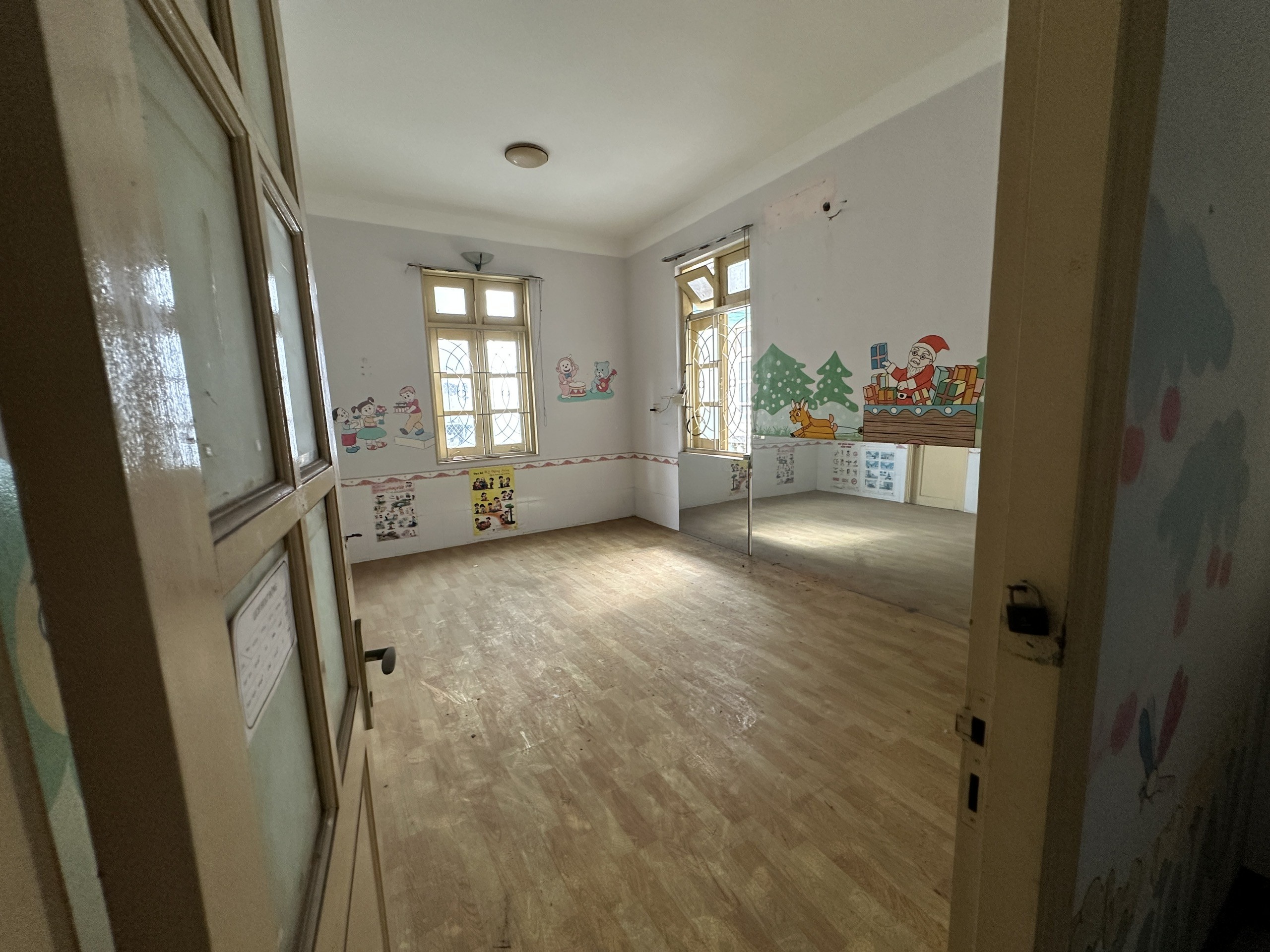 BIỆT THỰ VƯỜN 350M2 TRỆT 1LẦU NGUYỀN VĂN ĐẬU NGAY KHU CAFE,SPA,NHÀ TRẺ 4