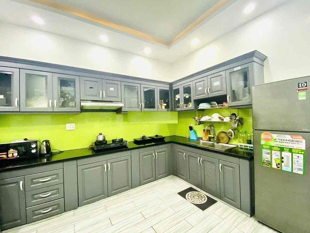 NHÀ MỚI SAU LƯNG GIGAMALL ,3LÂU, 4PN,6WC NTCC GIÁ 21TR ,CHDV,HOMESTAY 4