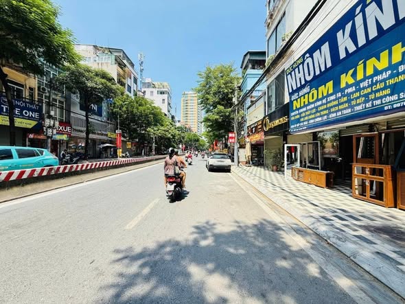 Mặt Tiền 6M Mặt Phố Lạc Long Quân 32 Tỷ Vuông  vỉa hè rộng