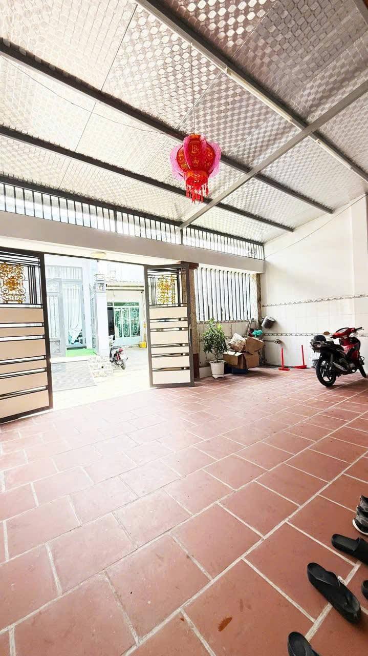 NHÀ 2 TẦNG BTCT MỚI TINH 127M2 NGANG HƠN 7 MÉT, Ô TÔ NGỦ TRONG NHÀ GIÁP QUẬN 12. 2