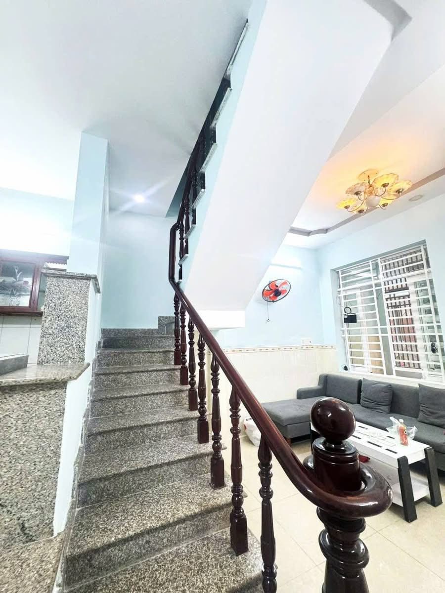 GIÁ RẺ CHỈ 3,25 TỶ NHÀ 2 TẦNG ĐÚC, HẺM XE HƠI ĐẬU CỬA GẦN TRƯỜNG ĐẠI HỌC GTVT. TÂN CHÁNH HIỆP, 3