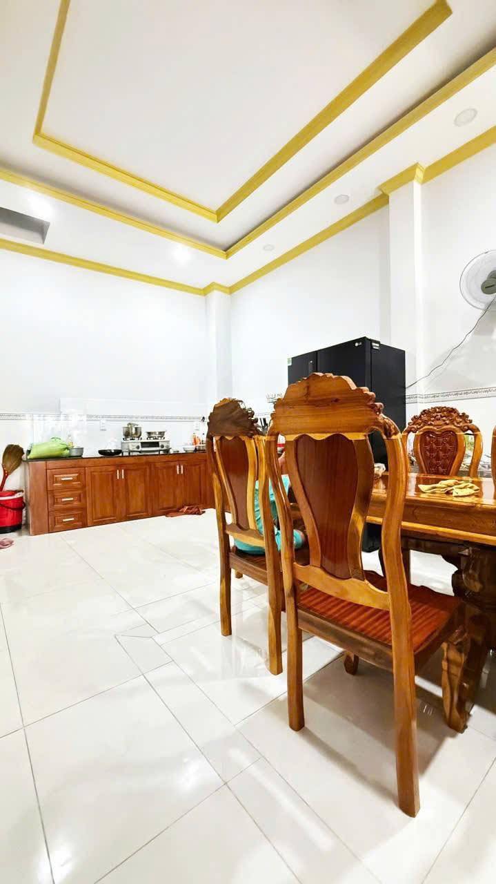 NHÀ 2 TẦNG BTCT MỚI TINH 127M2 NGANG HƠN 7 MÉT, Ô TÔ NGỦ TRONG NHÀ GIÁP QUẬN 12. 5