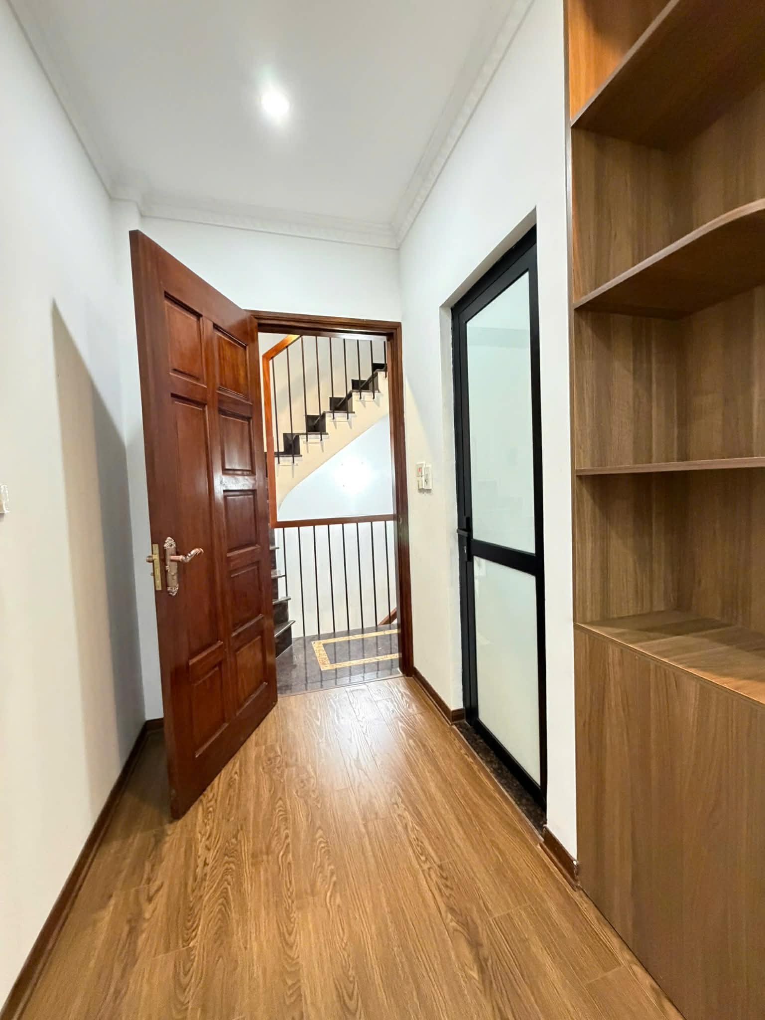 bán nhà lô góc Hoàng Như Tiếp, gần bệnh viện Tâm Anh, 7 tầng thang máy, ngõ thông, ôtô vào nhà 5