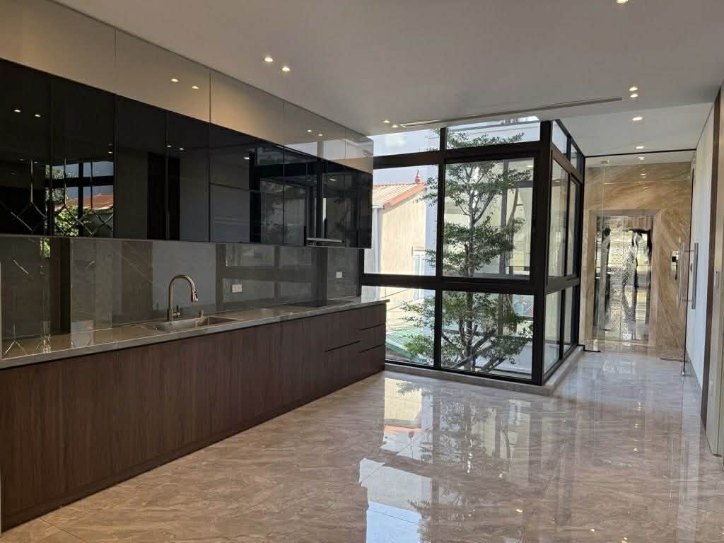 nhà đẹp lô góc Việt Hưng, 100m x 7 tầng, ôtô tránh, gần BigC Long Biên 3