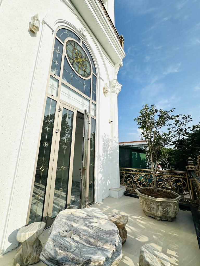 bán nhà mặt phố Cổ Linh, vỉa hè rộng, view vườn hoa, 2 xe container tránh nhau, kinh doanh văn 5