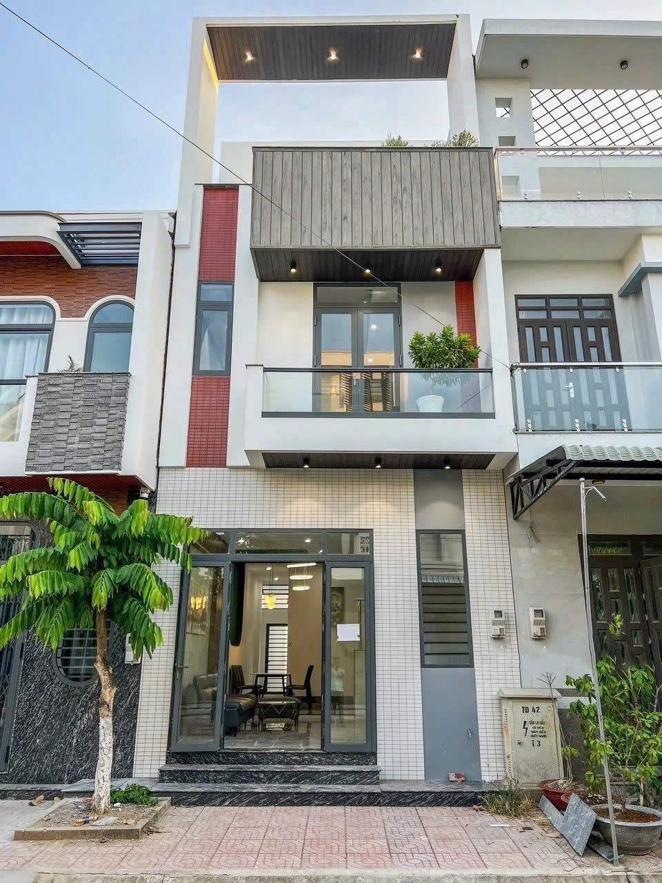 Cần bán Nhà mặt tiền Phường Tương Bình Hiệp, Thủ Dầu Một, Diện tích 120m², Giá 2.4 Tỷ