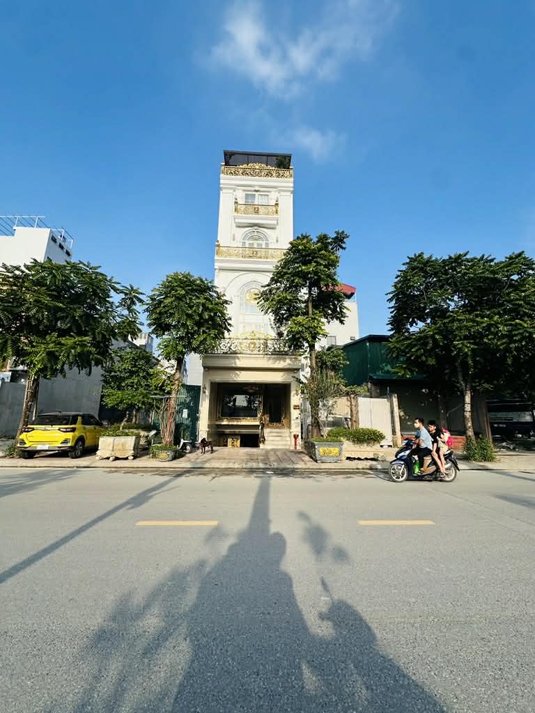 bán nhà mặt phố Cổ Linh, vỉa hè rộng, view vườn hoa, 2 xe container tránh nhau, kinh doanh văn