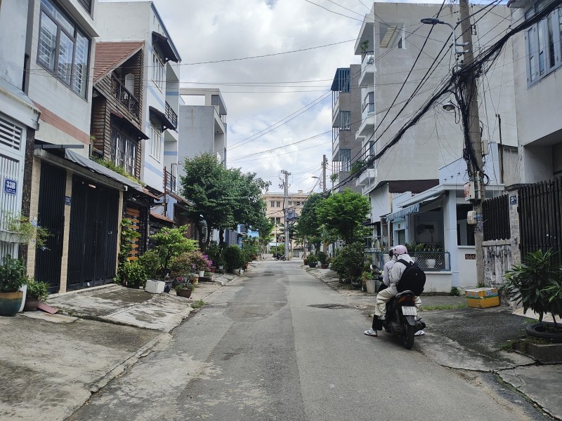 Bán nhà  đường Số 1, Thủ Đức, TP HCM. DT 115m2, 3 tầng, 5PN, SH, 9.3 tỷ. LH: 0933125879 5