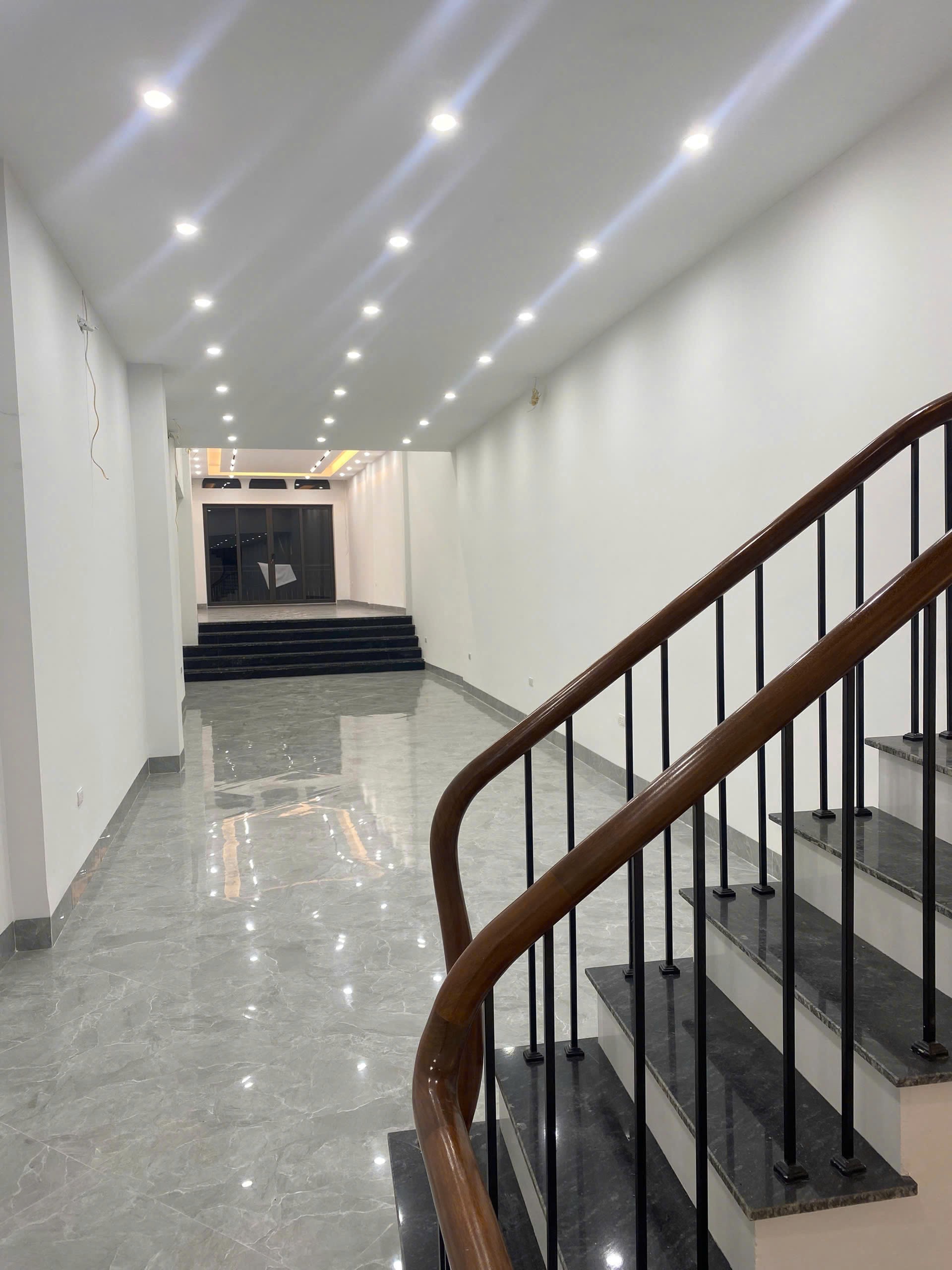 Cho thuê nhà MP Bạch Mai, Hai Bà Trưng VỈA HÈ RỘNG - KD SỐ 1 115m x 3T giá 65 triệu 2