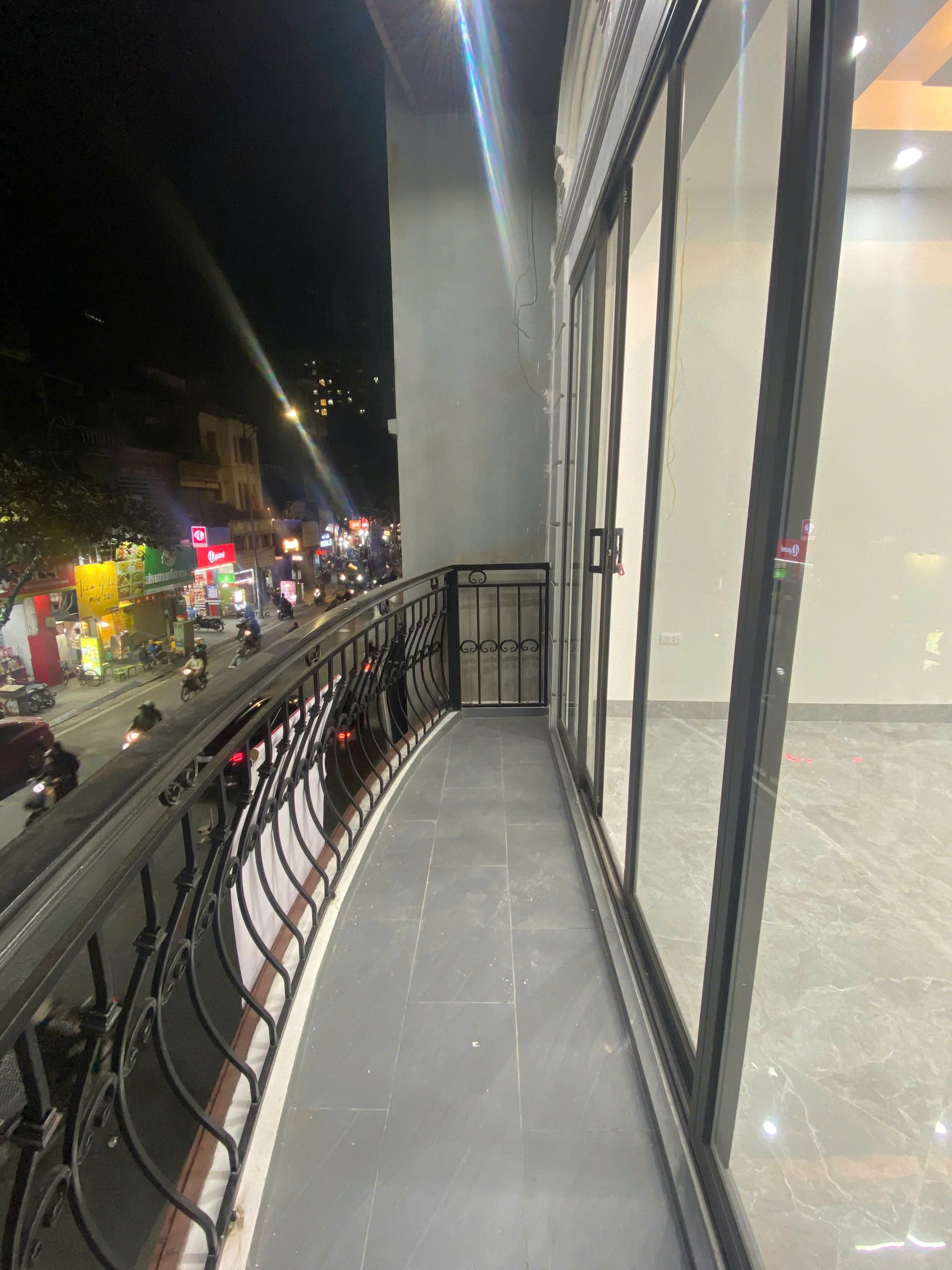 Cho thuê nhà MP Bạch Mai, Hai Bà Trưng VỈA HÈ RỘNG - KD SỐ 1 115m x 3T giá 65 triệu 5