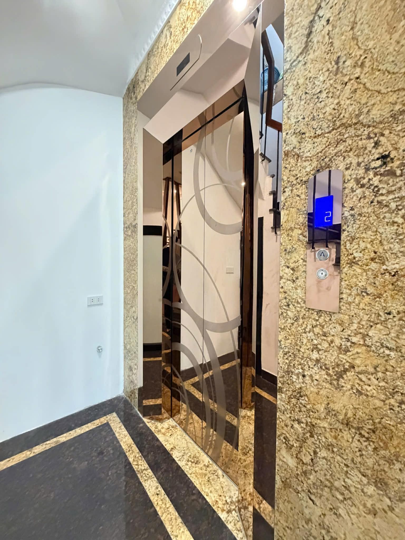 bán nhà lô góc Hoàng Như Tiếp, gần bệnh viện Tâm Anh, 7 tầng thang máy, ngõ thông, ôtô vào nhà 3