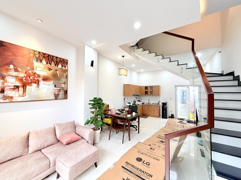 Bán nhà Thủ Đức, Linh Đông, đường số  24. DT 52m2, 4 tầng, 4PN, SH, giá 6.68  tỷ.