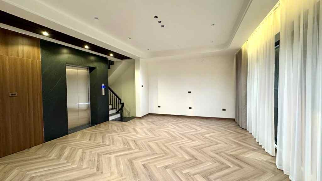 bán nhà lô góc Ngọc Thuỵ, 50m x 7 tầng, mặt tiền 6.2m, gara, full nội thất 5