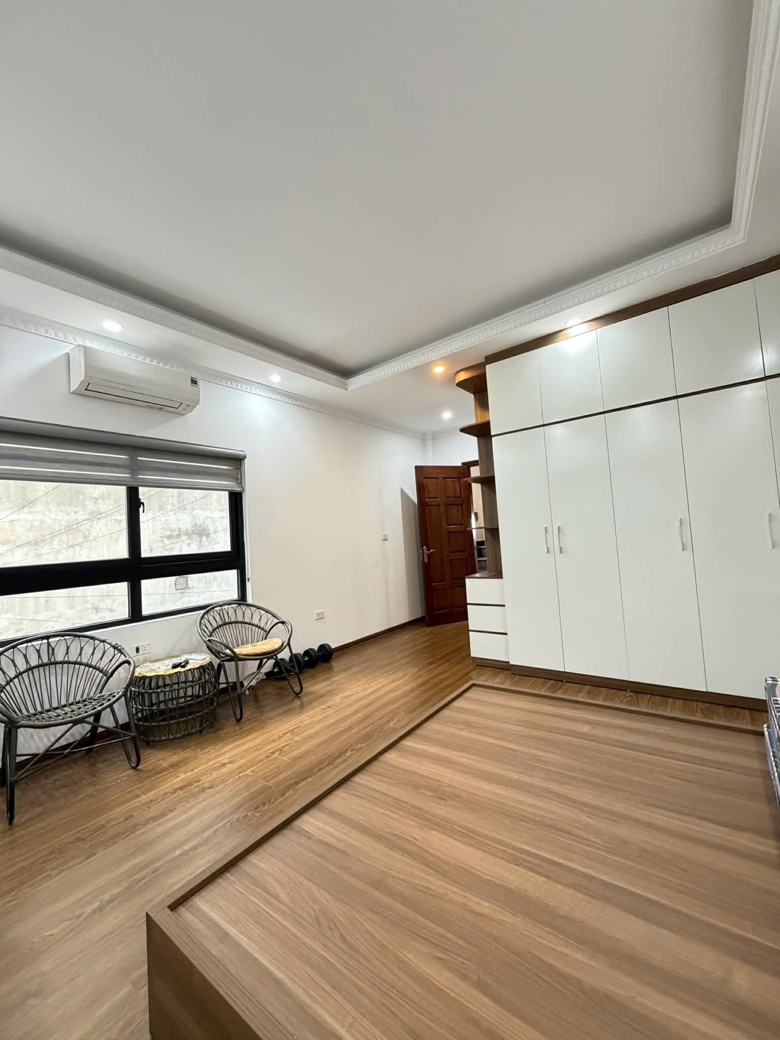 bán nhà lô góc Hoàng Như Tiếp, gần bệnh viện Tâm Anh, 7 tầng thang máy, ngõ thông, ôtô vào nhà 4