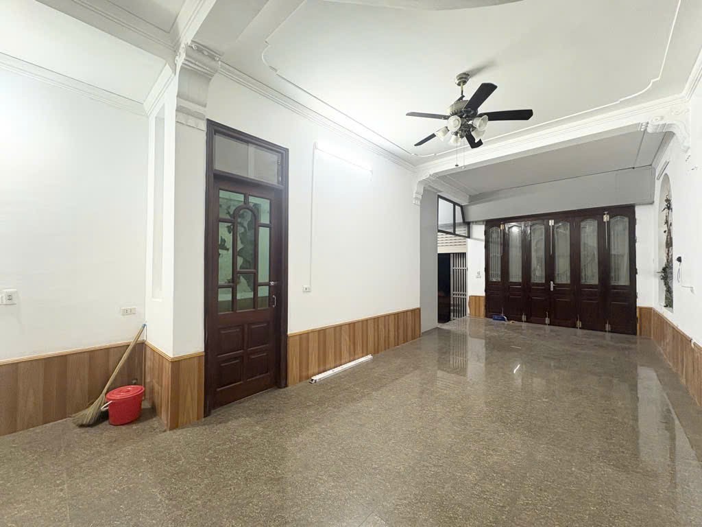 Cần bán Nhà mặt tiền đường Tam Trinh, Phường Yên Sở, Diện tích 107m², Giá 36 Tỷ 3