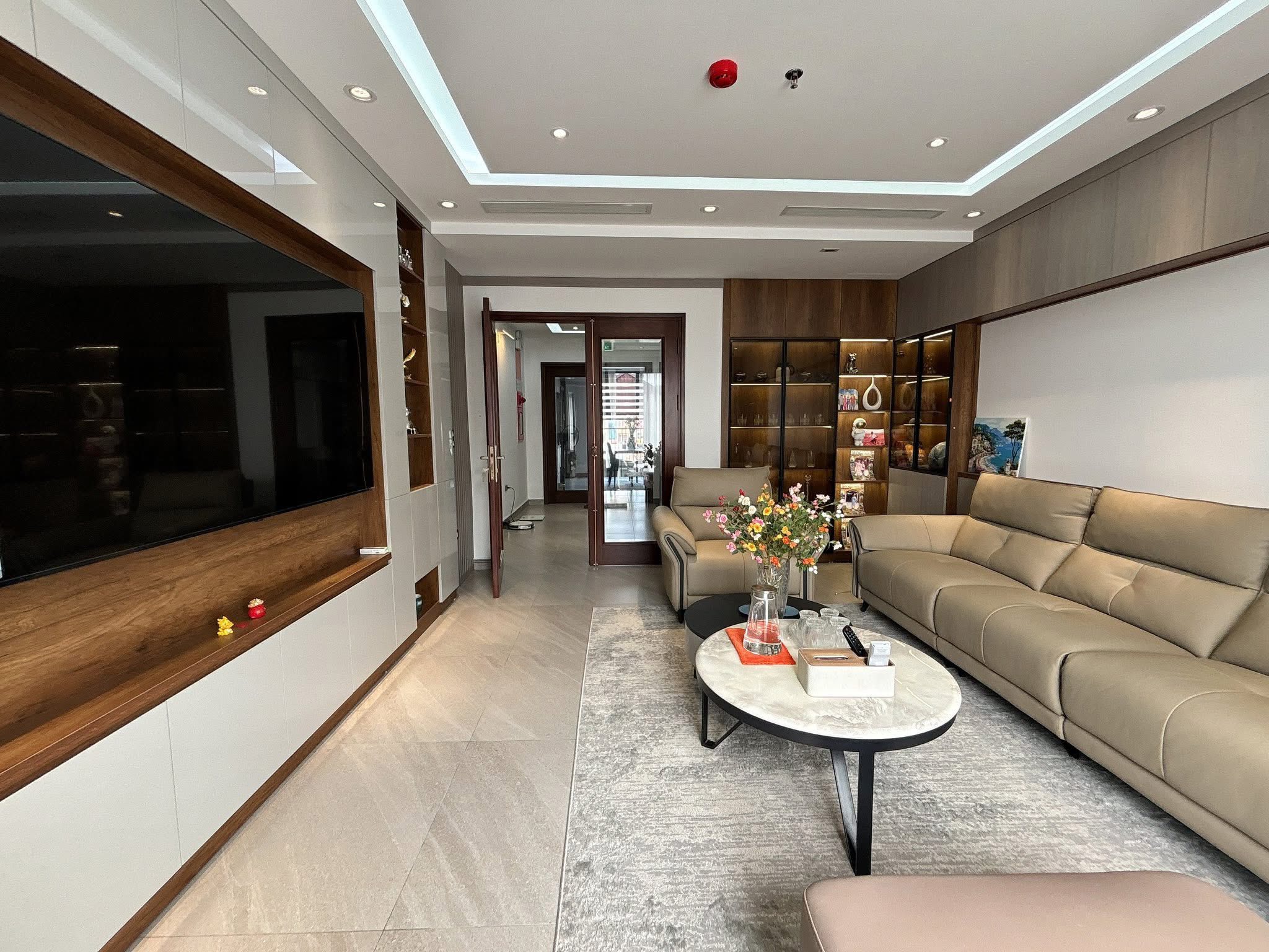 BÁN NHÀ HOÀNG QUỐC VIỆT CẦU GIẤY PHÂN LÔ VỈA HÈ Ô TÔ TRÁNH VĂN PHÒNG 60M 7 TẦNG THANG MÁY 28 TỶ 2