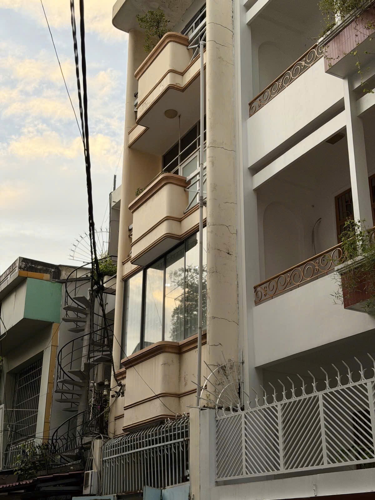 HẺM 8M OTO TRÁNH TRẦN HUY LIỆU - NHÀ 4 TẦNG KIÊN CỐ - 7 PN 8 WC - 15.2 TỶ 8