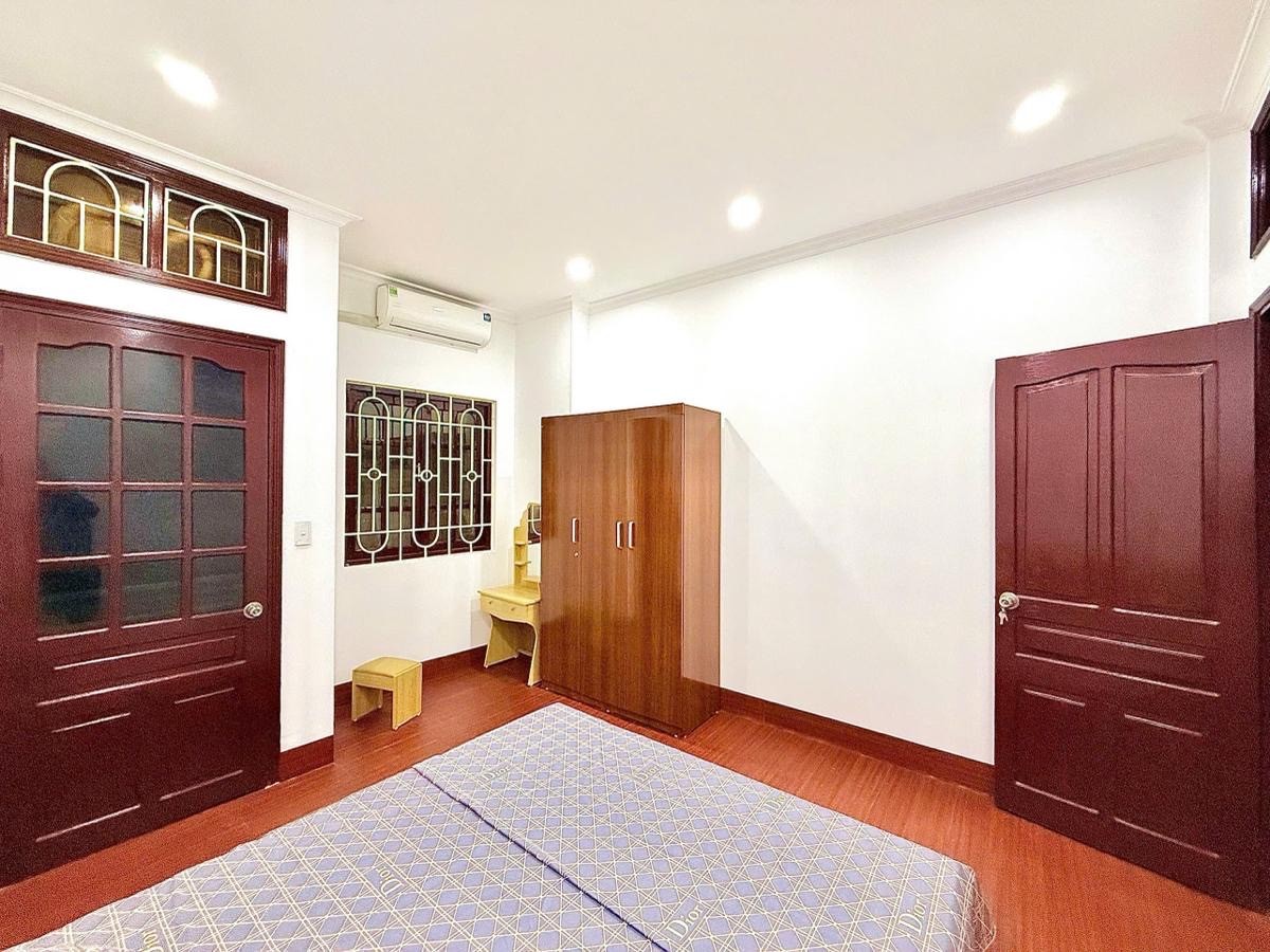 Bán gấp nhà đẹp Hoàng Văn Thái, 20m ra đầm Hồng, 4 ngủ to rộng, 32m2, 6 tỷ hơn 2