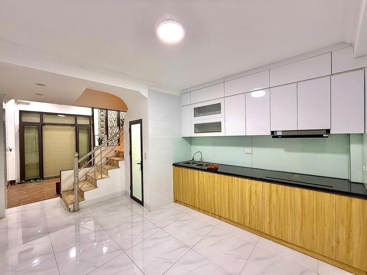 Bán gấp nhà đẹp Hoàng Văn Thái, 20m ra đầm Hồng, 4 ngủ to rộng, 32m2, 6 tỷ hơn