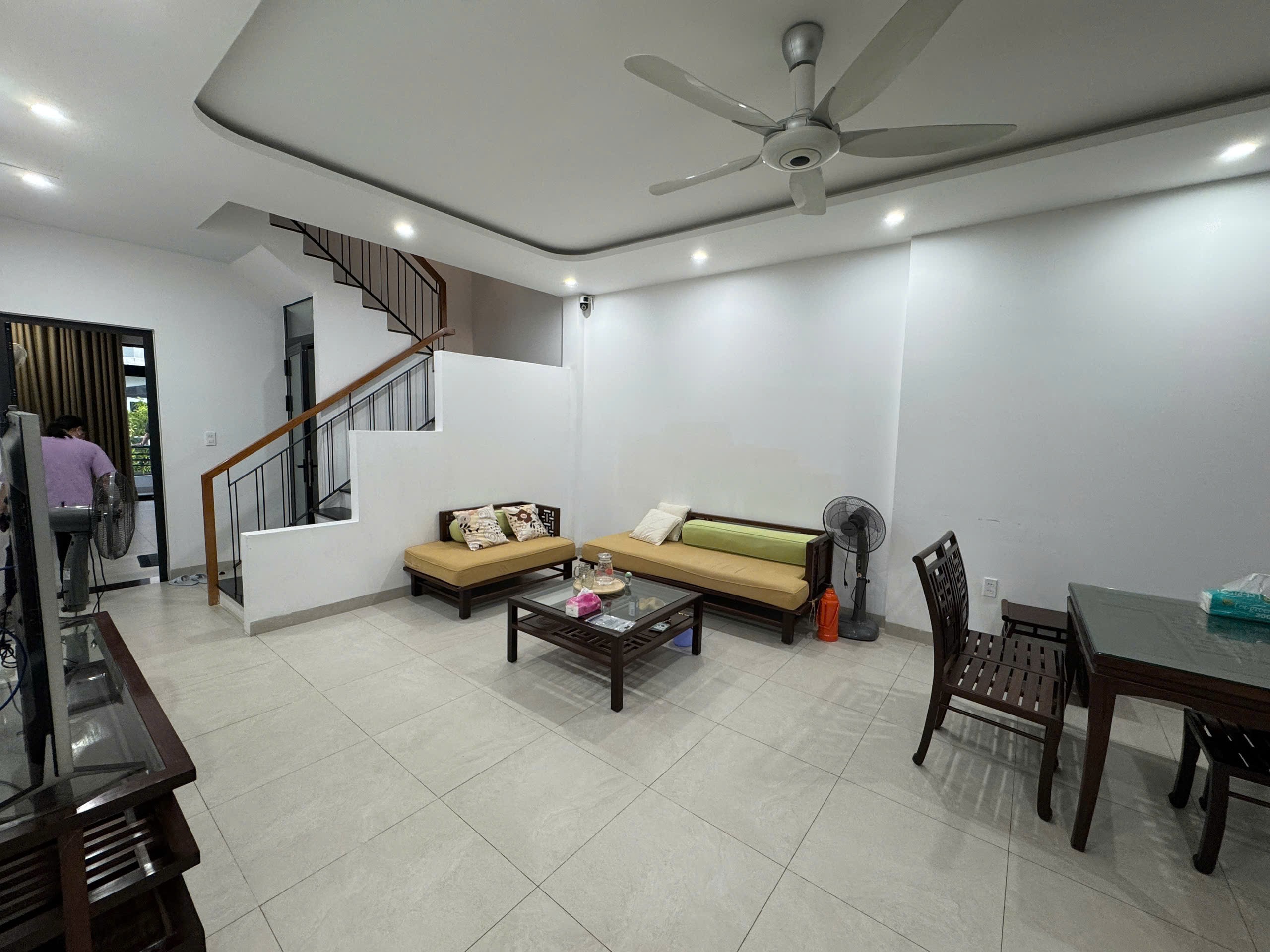 Bán nhà 3 tầng trung tâm TP Nha Trang – mặt tiền đẹp – full nội thất 4