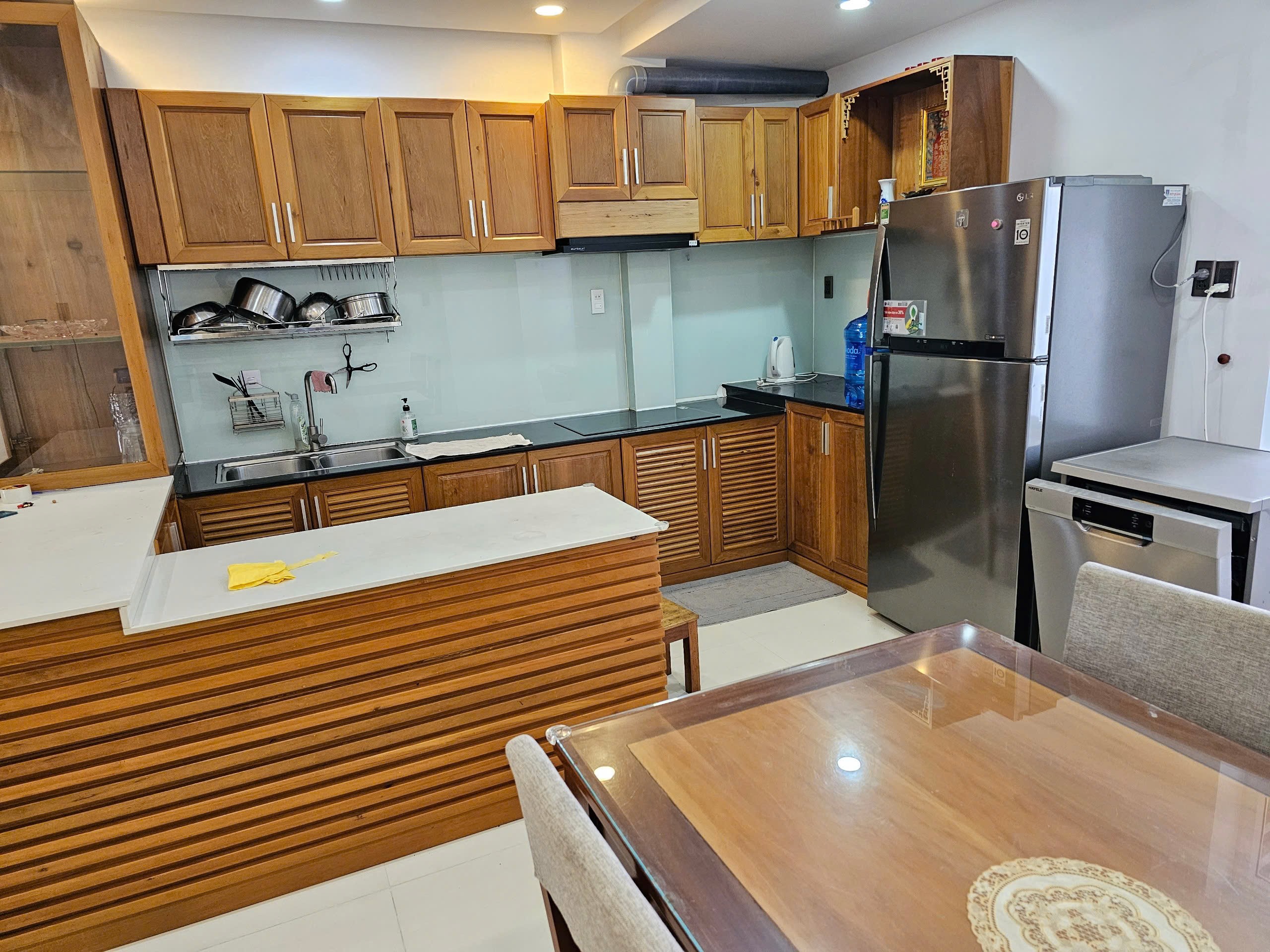 Bán nhà 3 tầng Phó Đức Chính, Vĩnh Hòa – gần biển 300m, có hồ cá Koi, giá 10 tỷ 3