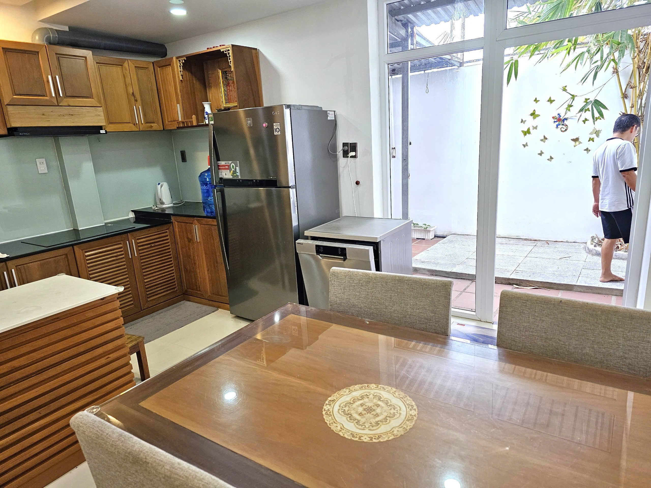 Bán nhà 3 tầng Phó Đức Chính, Vĩnh Hòa – gần biển 300m, có hồ cá Koi, giá 10 tỷ 2