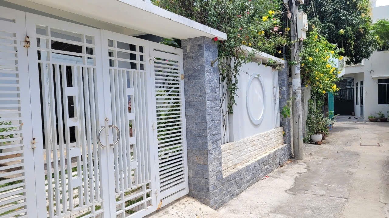 Nhà 1 trệt 1 lầu 1 tum – 5PN, hẻm 4m Phú Đức, Vĩnh Hòa – 9,5 tỷ 2