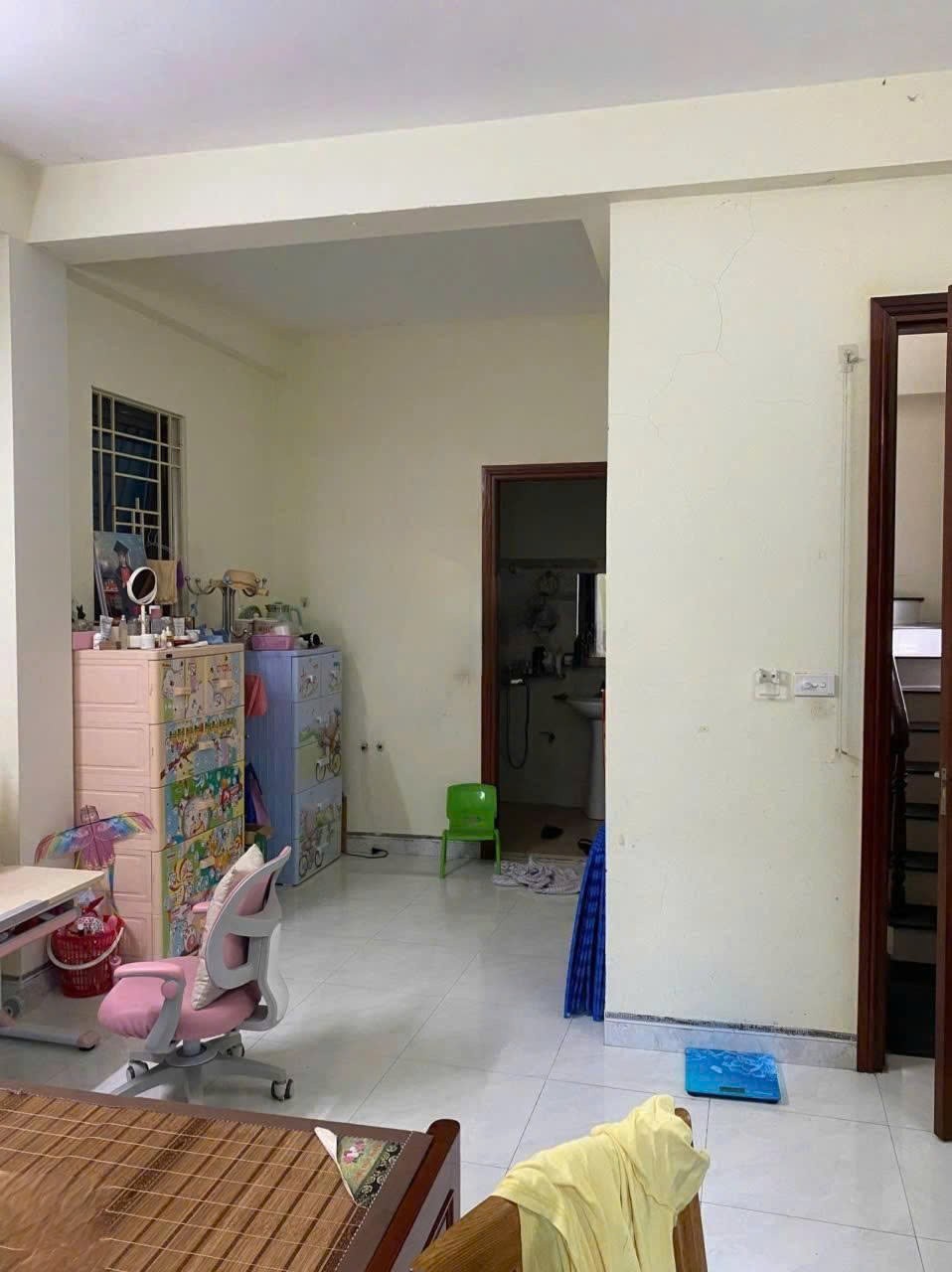 Cho thuê nhà riêng ngõ 143 Phố Nguyễn Ngọc Vũ, Cầu Giấy 35m x 5T, 4PN5VS giá 20tr 5