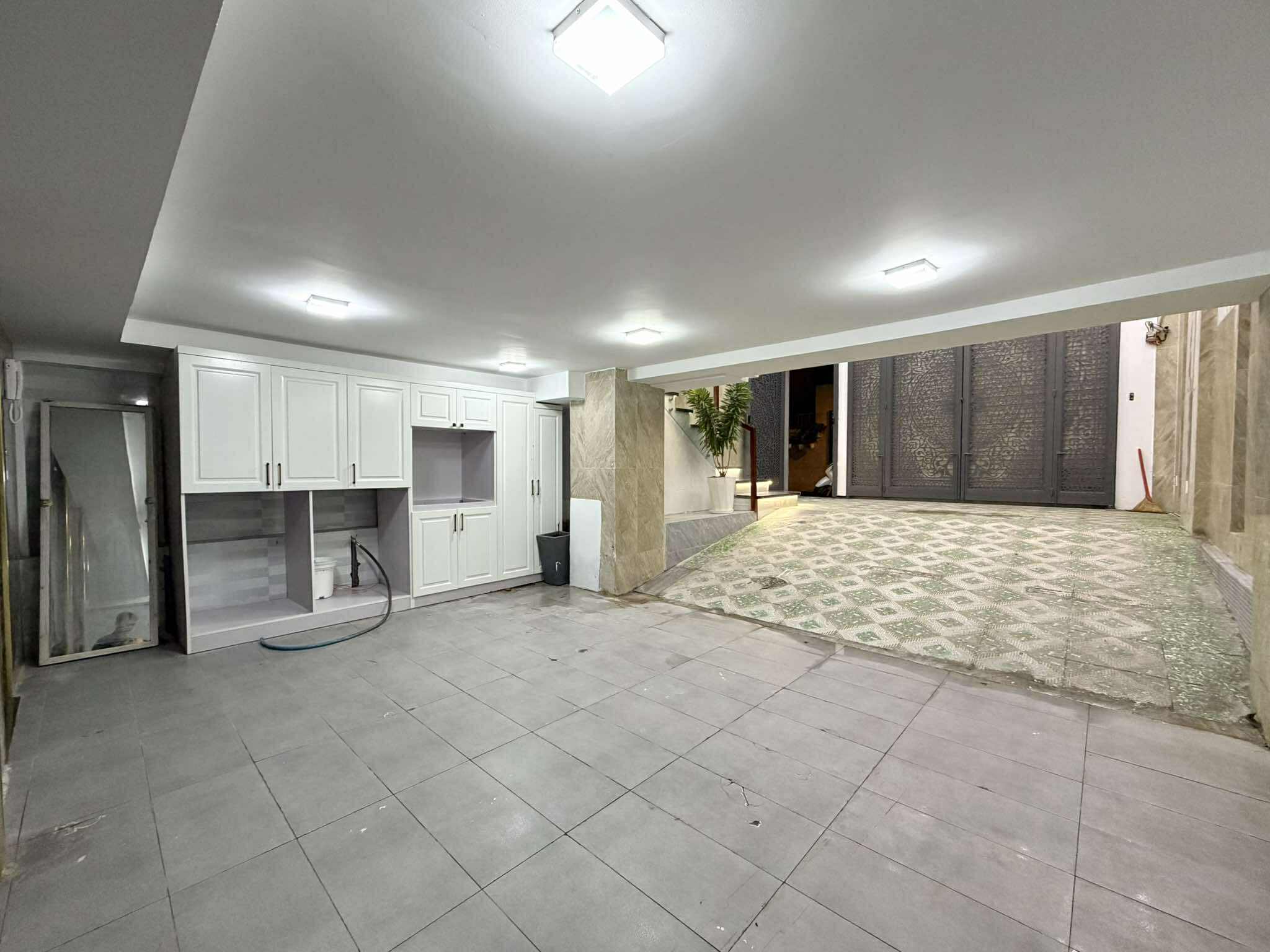 VILLA MẶT TIỀN PHÚ NHUẬN GIÁP NGUYỄN VĂN TRỖI - HẦM + 4 TẦNG THANG MÁY - 18.3 TỶ 18