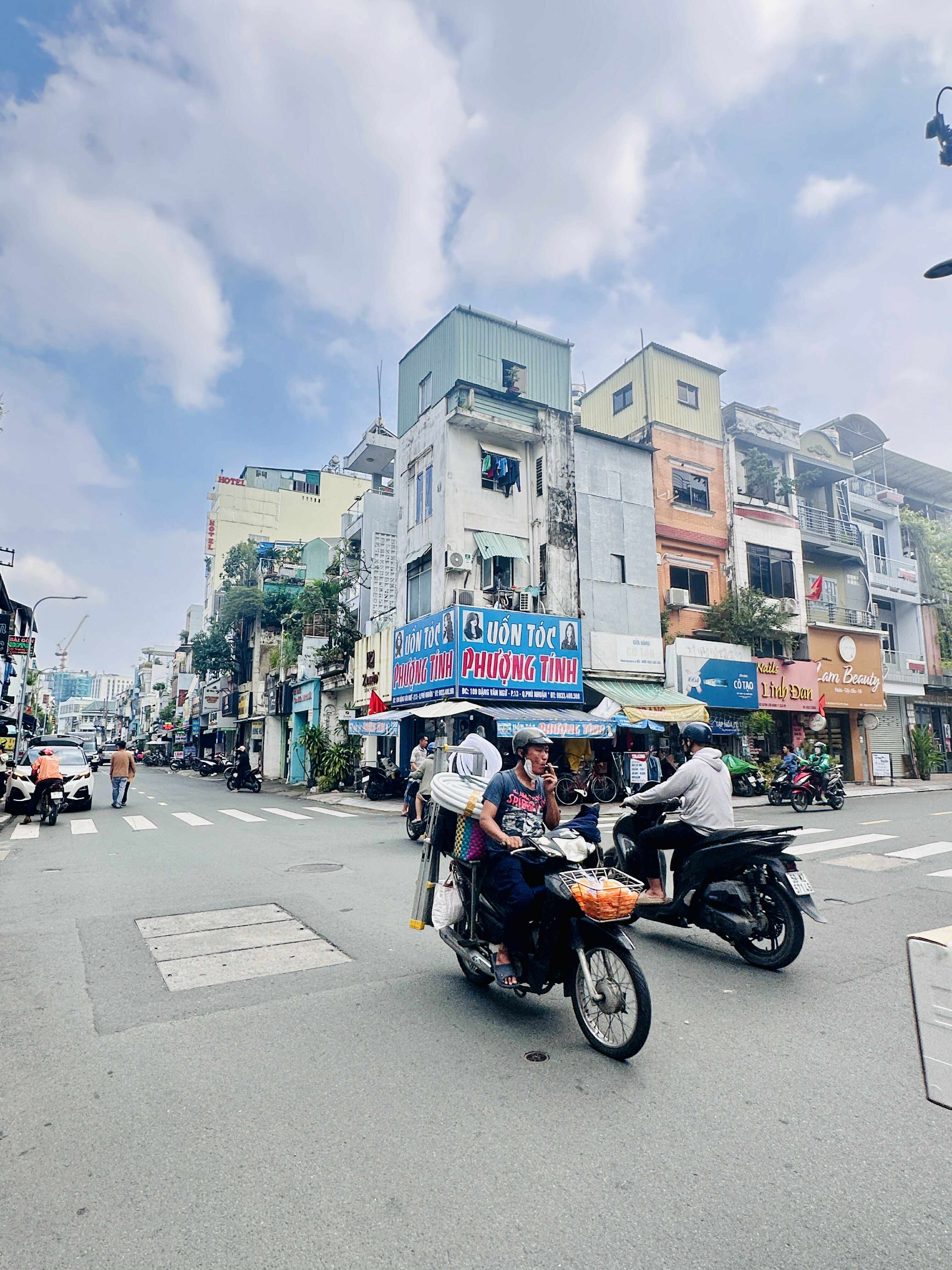 HẺM OTO THÔNG ĐẶNG VĂN NGỮ - NHÀ ĐẸP 5 TẦNG 6PN KTS THIẾT KẾ - 22.5 TỶ