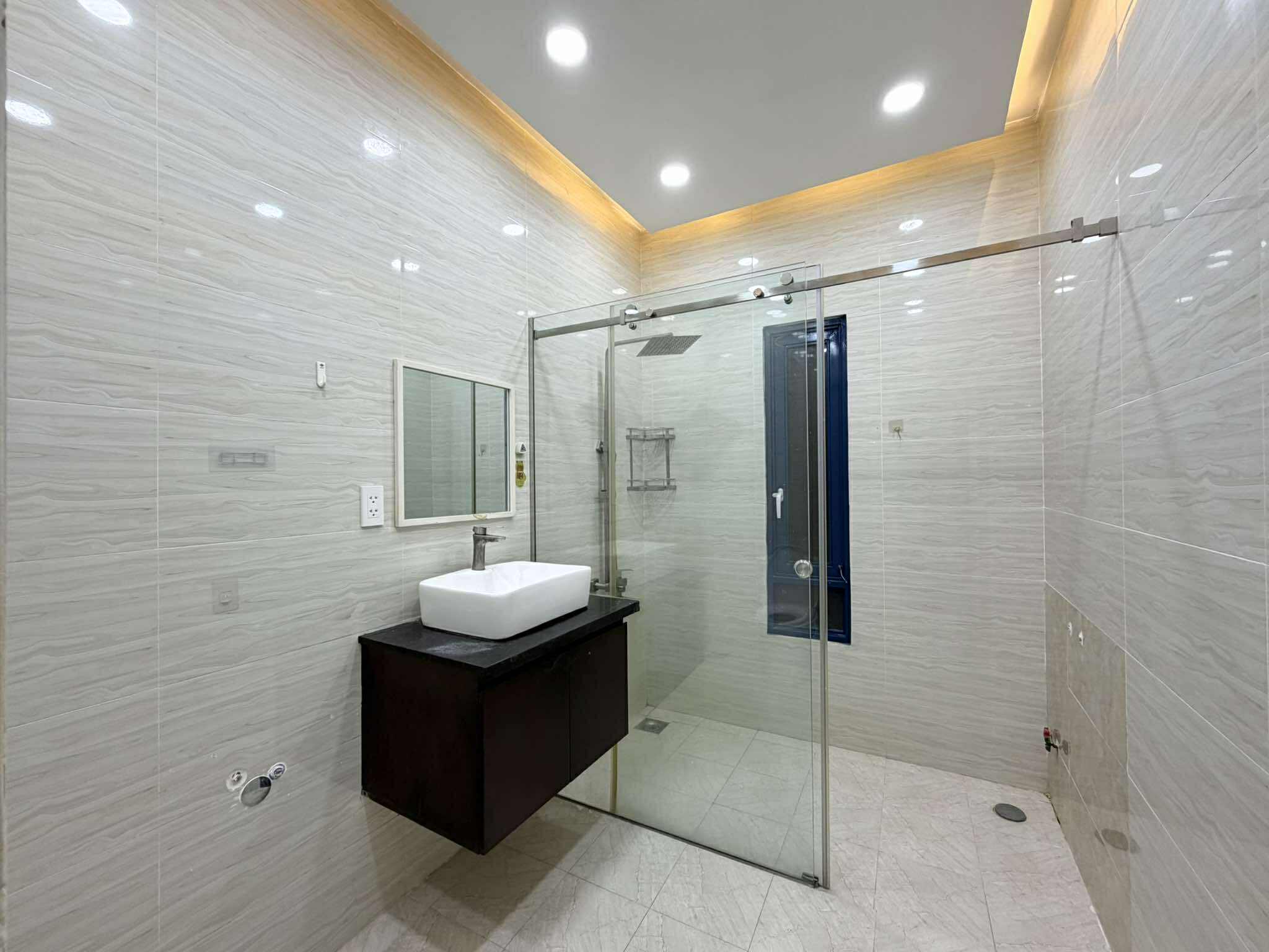 VILLA MẶT TIỀN PHÚ NHUẬN GIÁP NGUYỄN VĂN TRỖI - HẦM + 4 TẦNG THANG MÁY - 18.3 TỶ 10