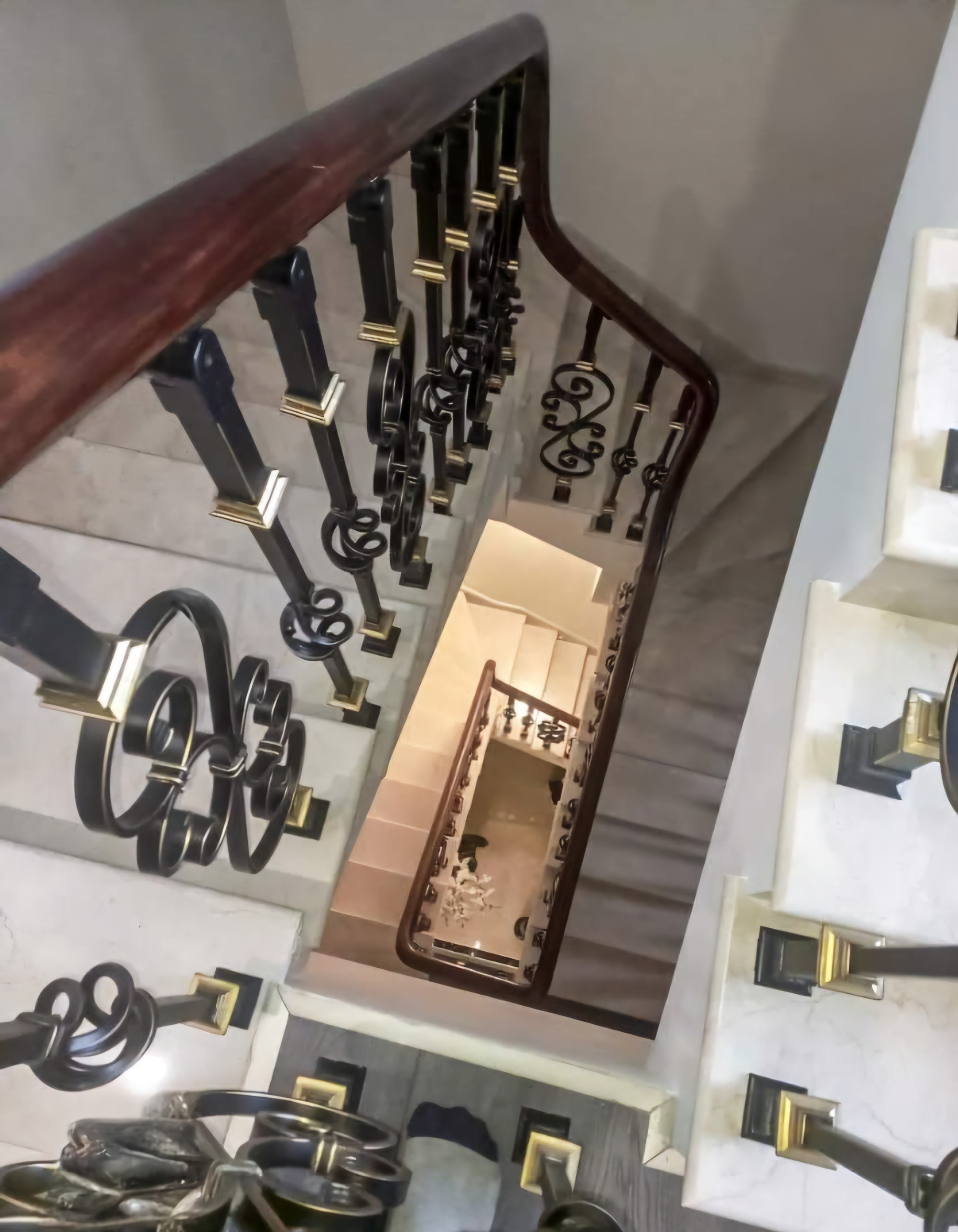 Cho thuê nhà hai cửa đi, Trúc Bạch, thang máy; vỉa hè 101m2* 4T- 31 Tr 3