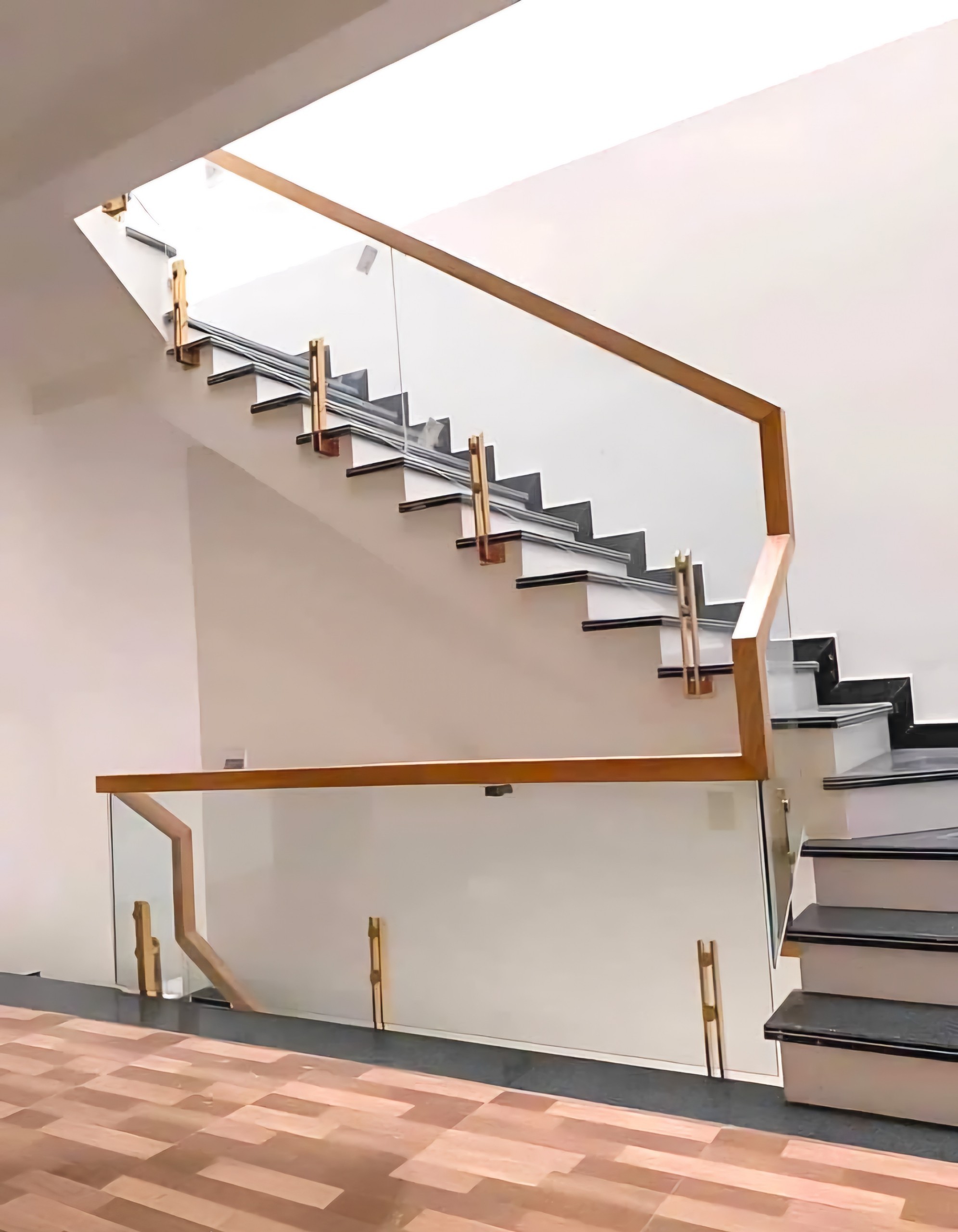 Cho thuê nhà lô góc, mới , thang máy,vỉa hè, 118m2- 5T, Duy Tân_45 Tr 3