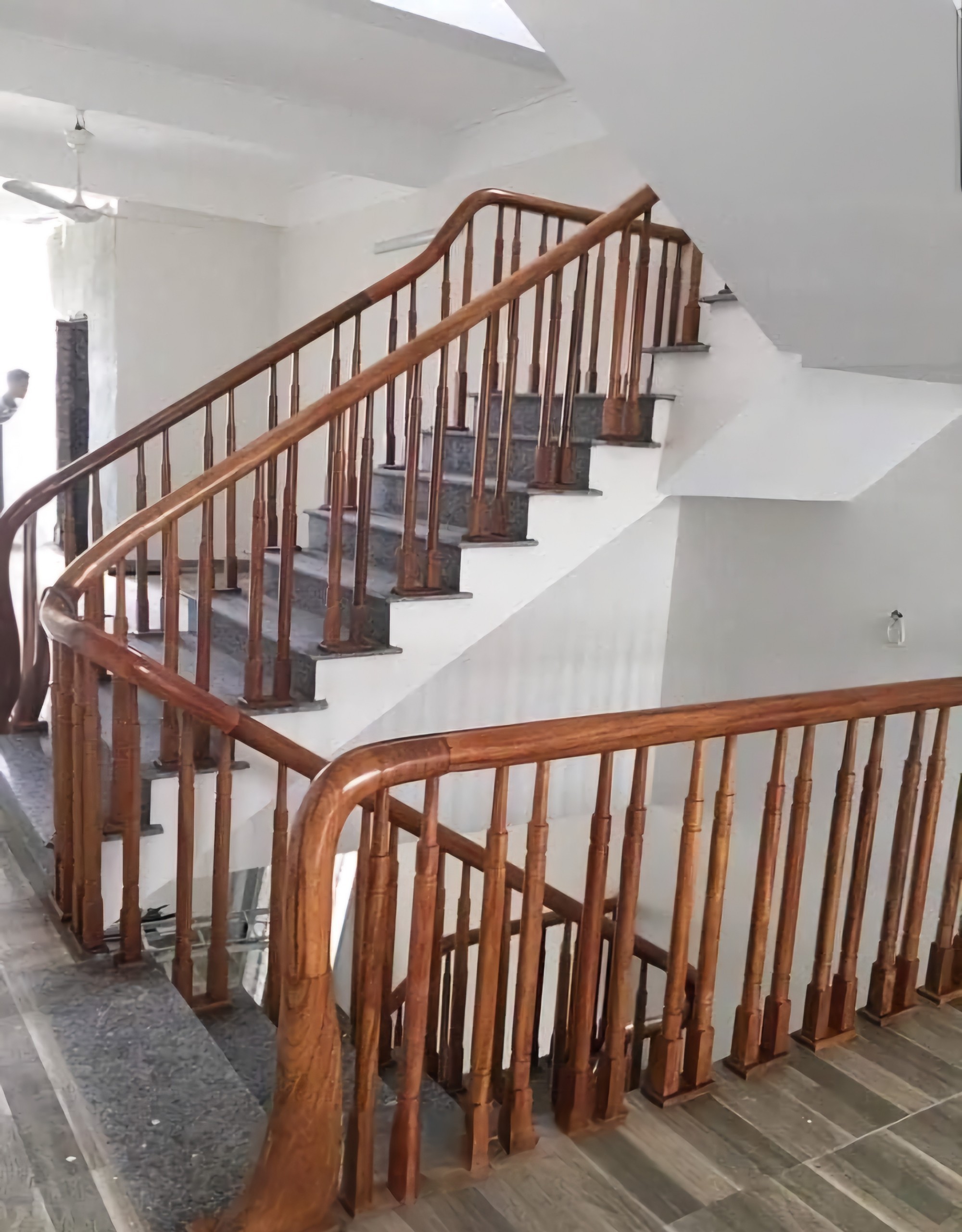 Cho thuê Nhà mới, Tôn Đức Thắng, thang máy; vỉa hè 108m2* 5T- 32 Tr 3