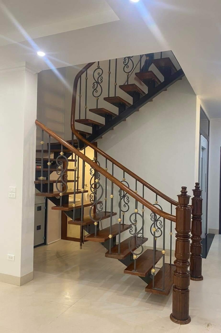 Tôi cần cho thuê nhà hai cửa đi, mới, Hoàng Cầu, 102m2x 4T vỉa hè 29 Tr 3