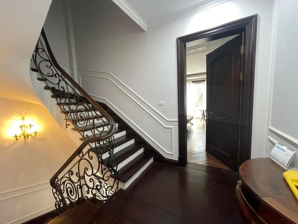 Cho thuê nhà hai mặt tiền,mới, Lạc Long Quân, 105m2x 5T vỉa hè 28 Tr 2