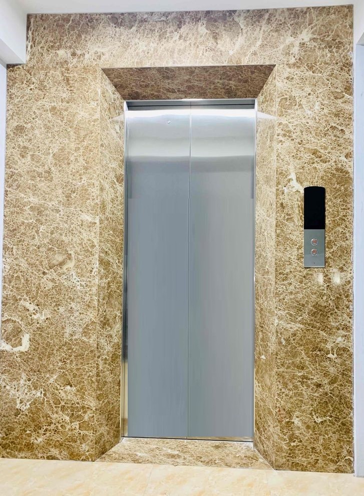 Cho thuê nhà hai cửa đi , thang máy,vỉa hè, 115m2- 5T, Chùa Láng_45 Tr