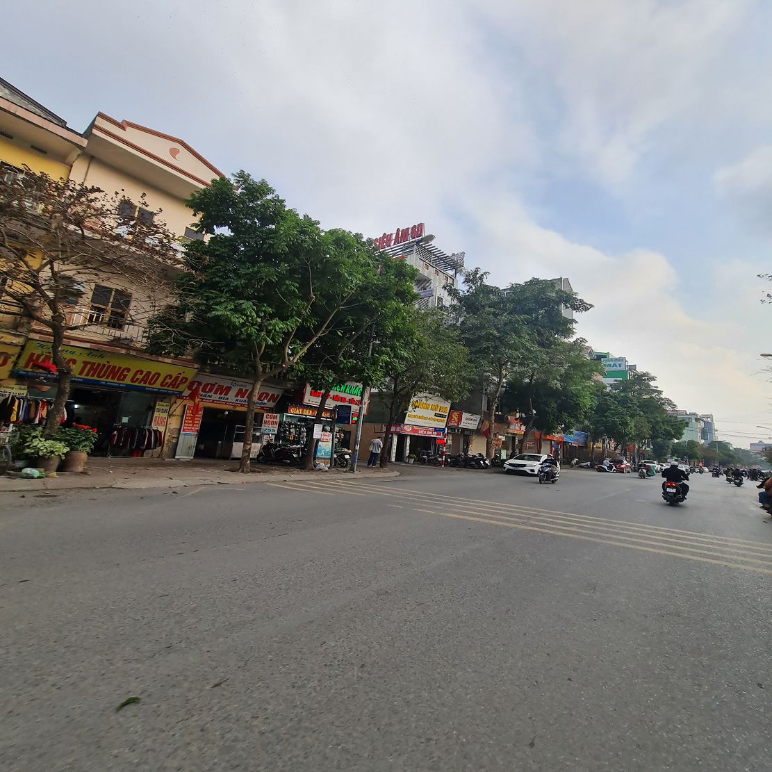 Bán nhà hàng kinh doanh tại Trâu Quỳ, Gia Lâm. 70m2, 2 tầng, mt 7m nhỉnh 12 tỷ. Lh 0989894845 Tôi c 2