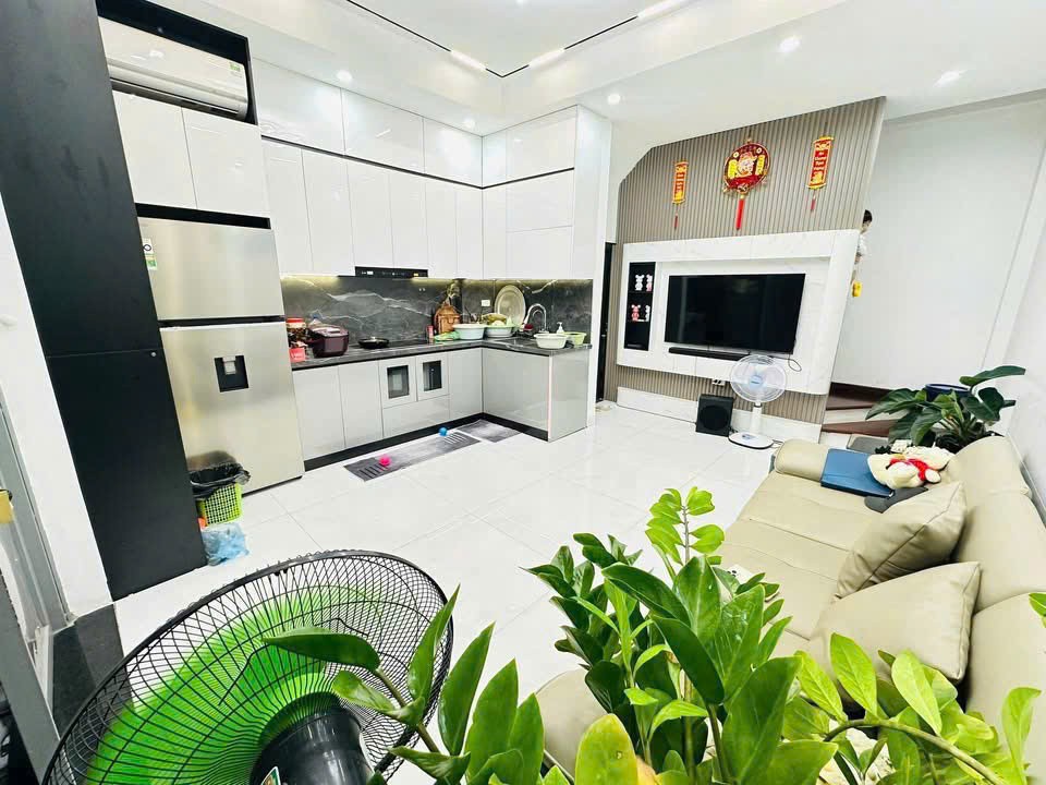 Cho thuê NHÀ ĐẸP - ĐỦ ĐỒ Trần Thái Tông, Cầu Giấy 38m x 6T giá 15.5 triệu, 20m ra ô tô 2