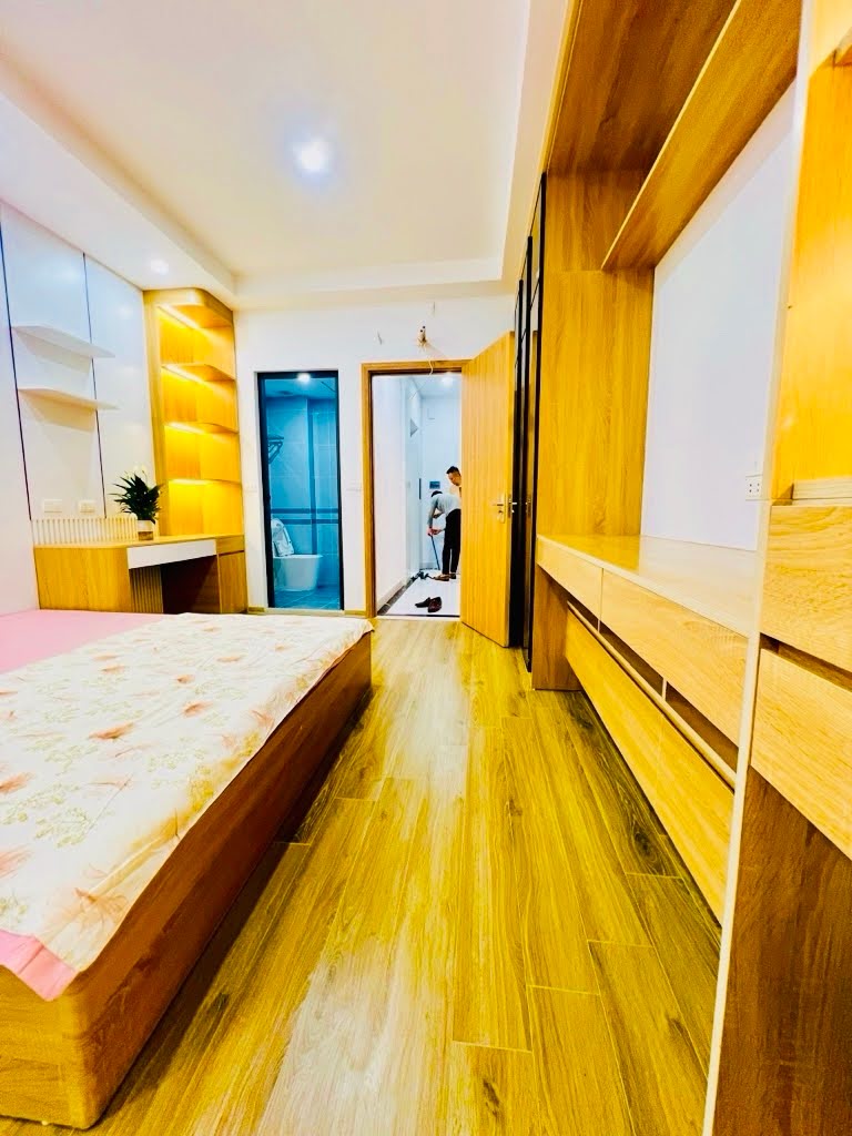 Bán nhà đẹp phố Hoàng Quốc Việt, nhà 6t x 37m gần nhiều trường Đại Học giá nhỉnh 11 tỷ. 2