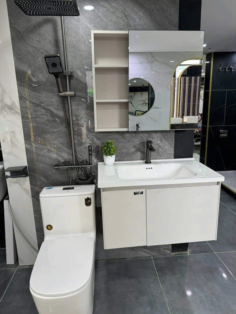 Cho thuê nhà hai cửa đi, mới, thang máy, 100m2_ 4T; vỉa hè, Lò Đúc-32 Tr 2