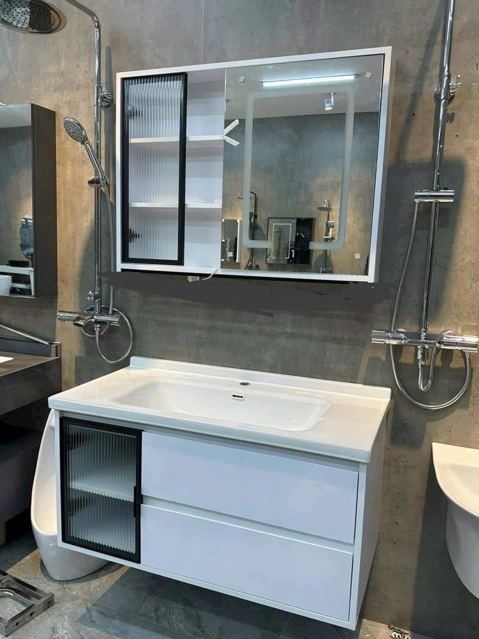 Cho thuê Nhà mới, thang máy, 97m2_ 5T; vỉa hè, Hoàng Quốc Việt-31 Tr 3