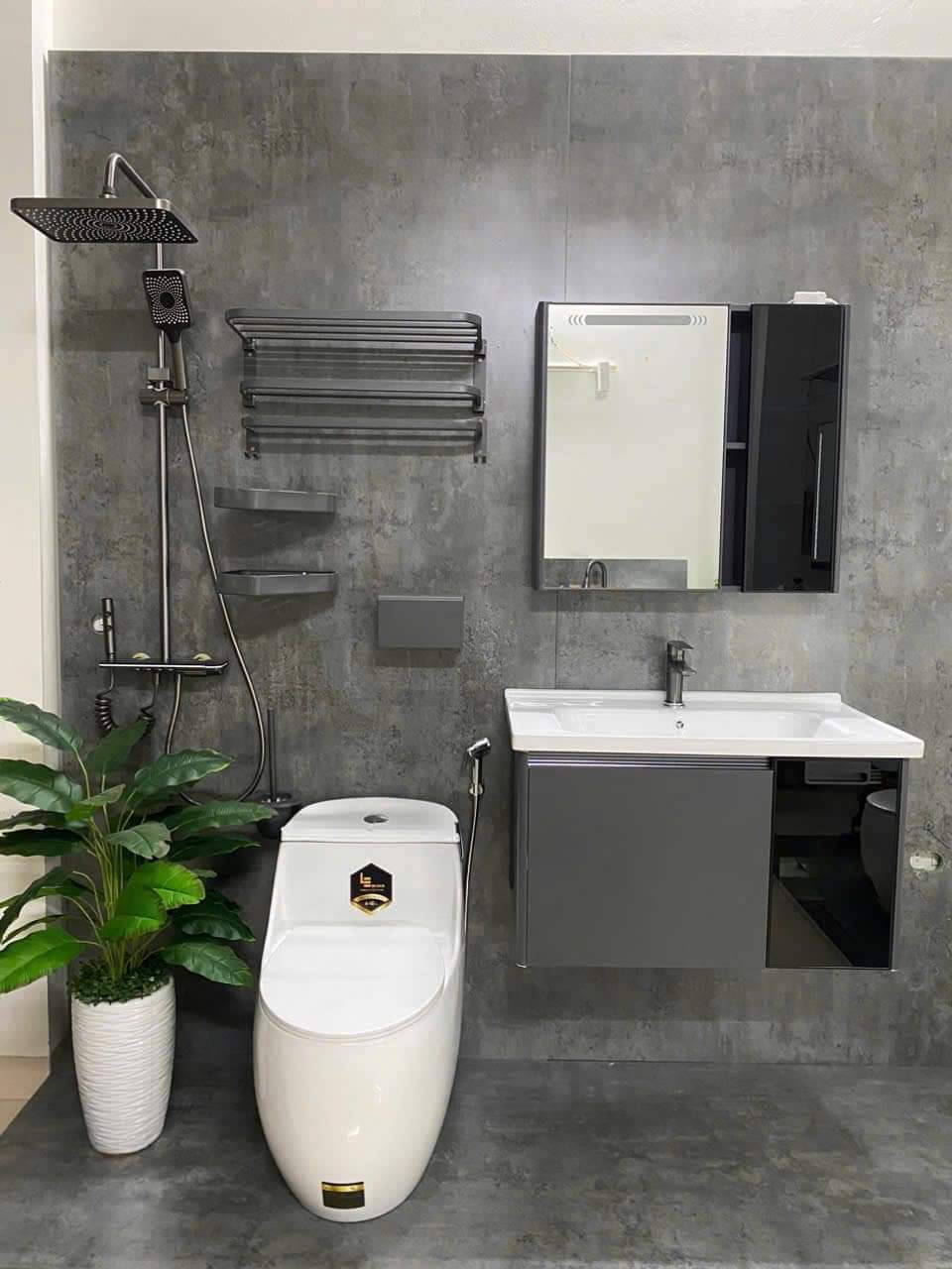 Cho thuê nhà mới, lô góc, thang máy, 102m2_ 4T; vỉa hè, Lạc Trung-32 Tr 2