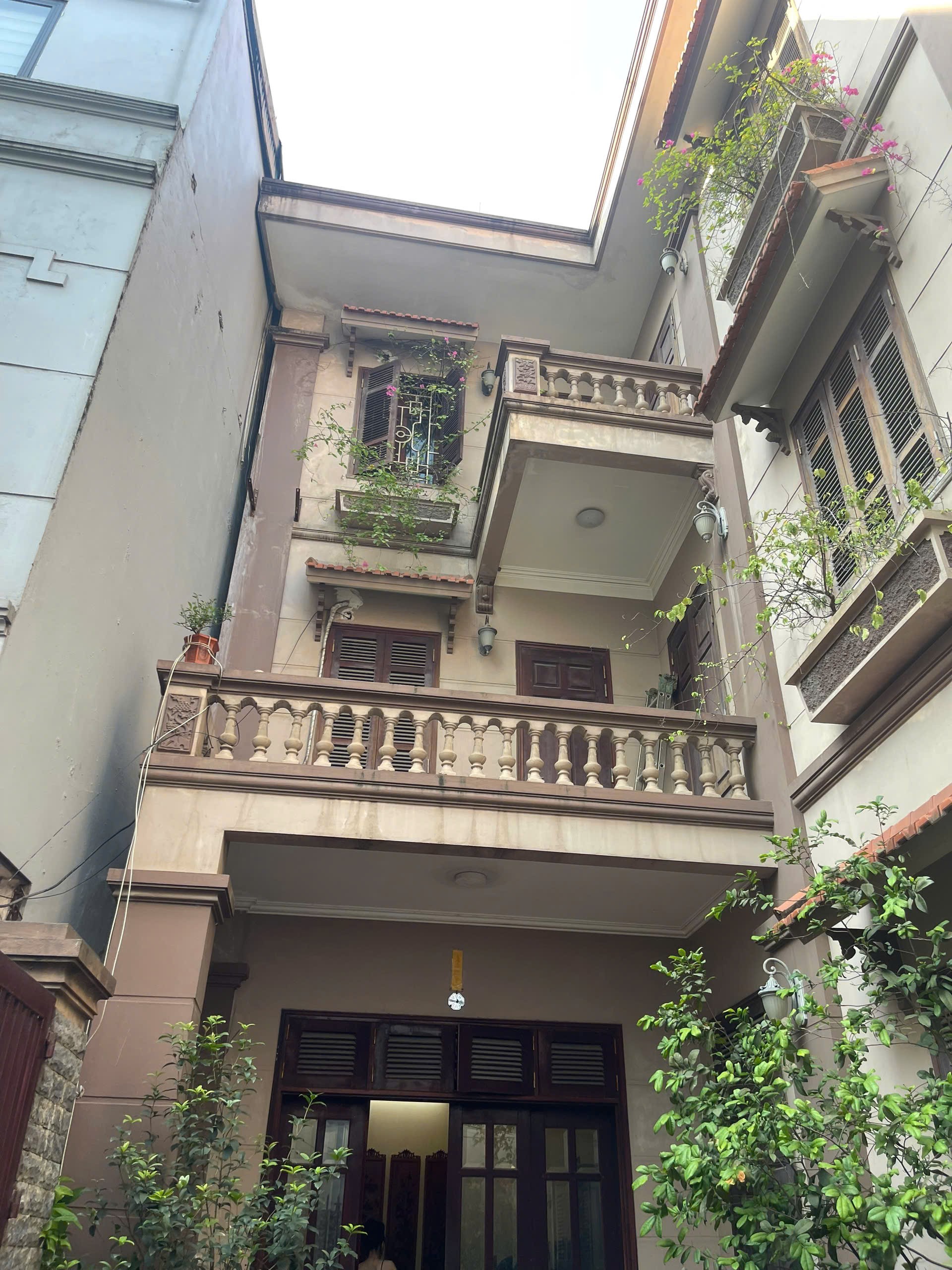 04.11.25. Bán biệt thự trung tâm Hà Đông, dt đất 130m2, gara ô tô trong sần, ngoài cửa 24/24, giá 3