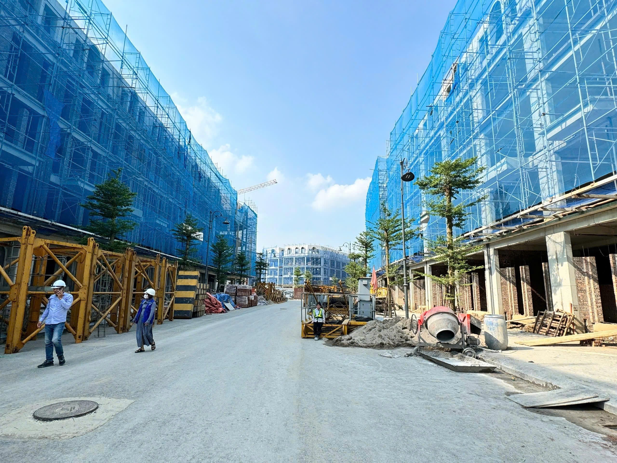 NHÀ MẶT PHỐ HOÀNG QUỐC VIỆT KÉO DÀI DT95M2 XÂY 5 TẦNG GIÁ 39.7 TỶ LH; 0931982626 4