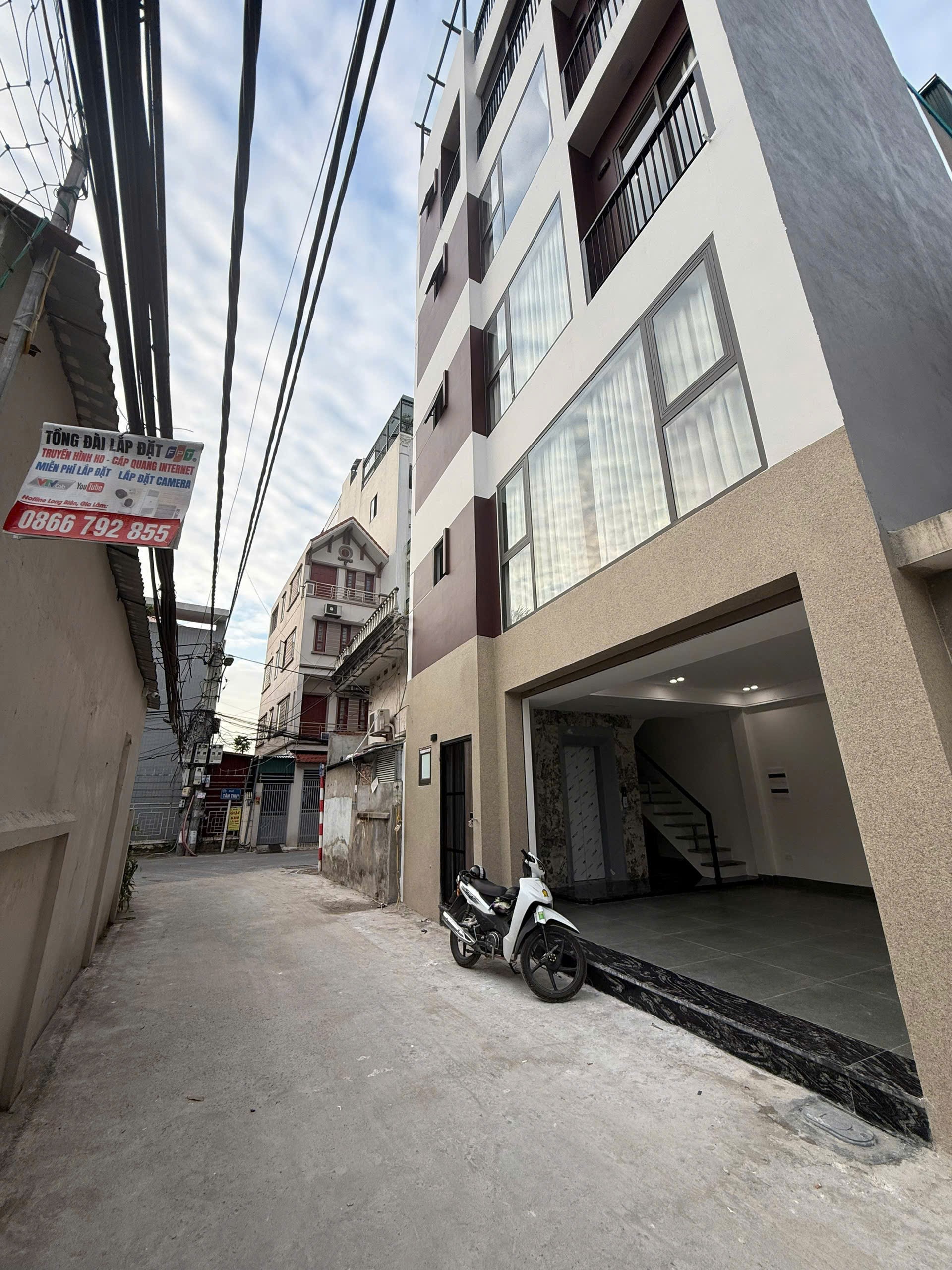 BÁN NHÀ MƯỚI Ô TÔ ĐỖ CỬA Tân Thụy 42m2 X 6 Tầng mặt tiền 7.6m, 15.2 tỷ Long Biên.