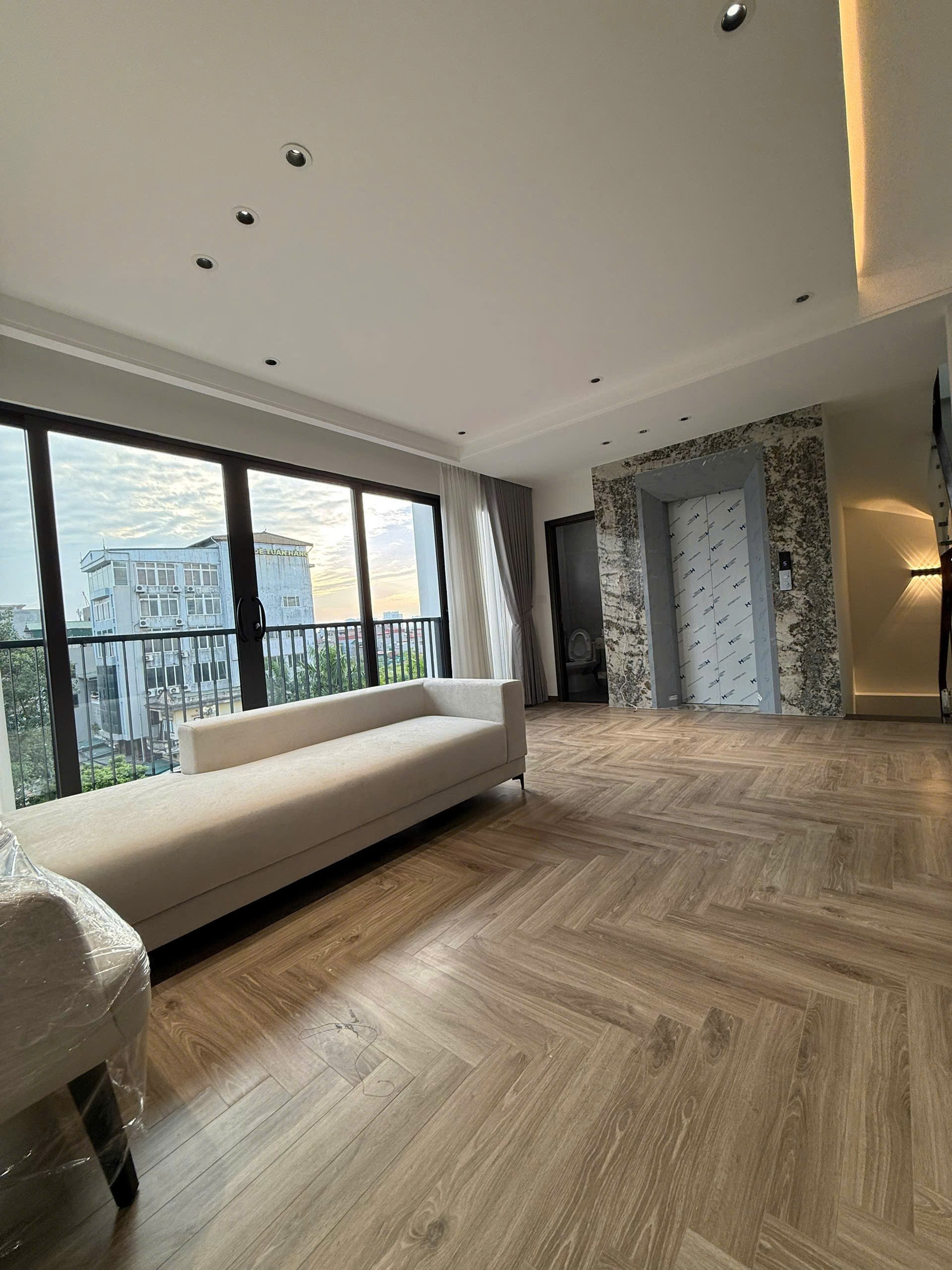 BÁN NHÀ MƯỚI Ô TÔ ĐỖ CỬA Tân Thụy 42m2 X 6 Tầng mặt tiền 7.6m, 15.2 tỷ Long Biên. 2