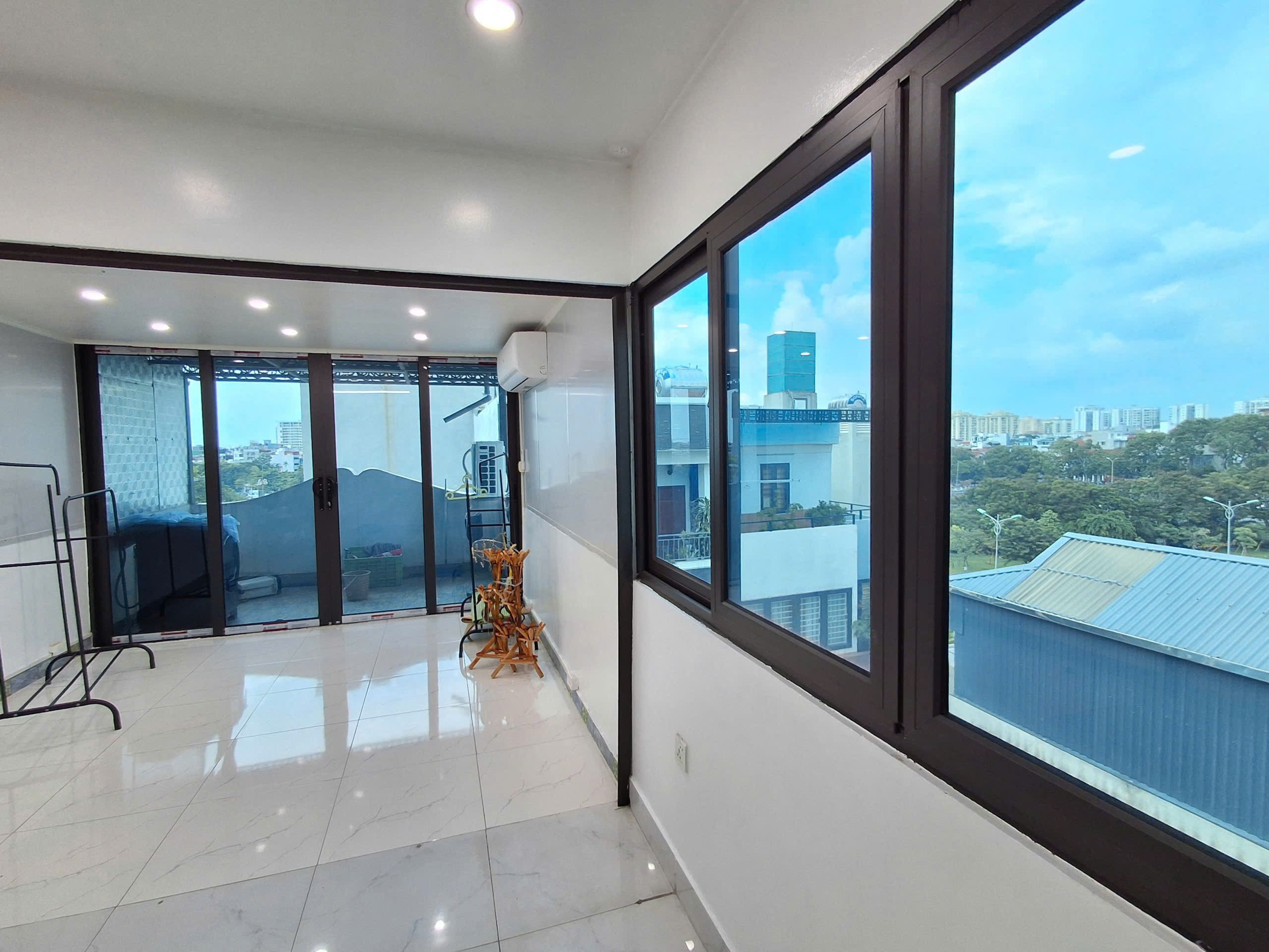 NHÀ ĐẸP FULL NỘI THẤT Ô TÔ ĐỖ CỬA- KINH DOANH KHU PHÂN LÔ QĐ 918 PHÚC ĐỒNG 40M2 X 6 TẦNG 13.5 TỶ. 3