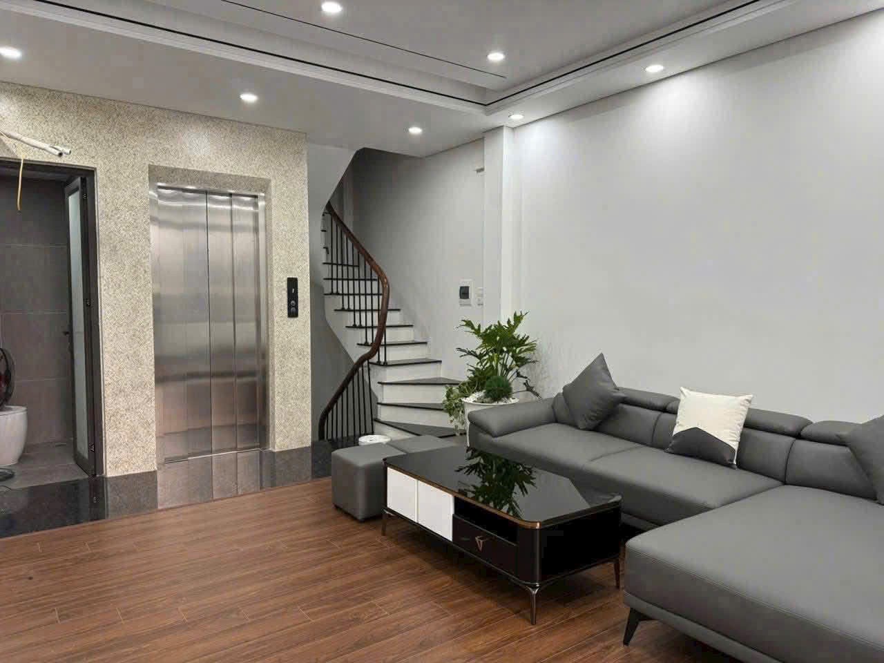 NHÀ MỚI FULL NỘI THẤT 6 TẦNG THANG MÁY Ô TÔ ĐỖ CỬA THẠCH BÀN - LONG BIÊN 30M2 8.3 TỶ. 3